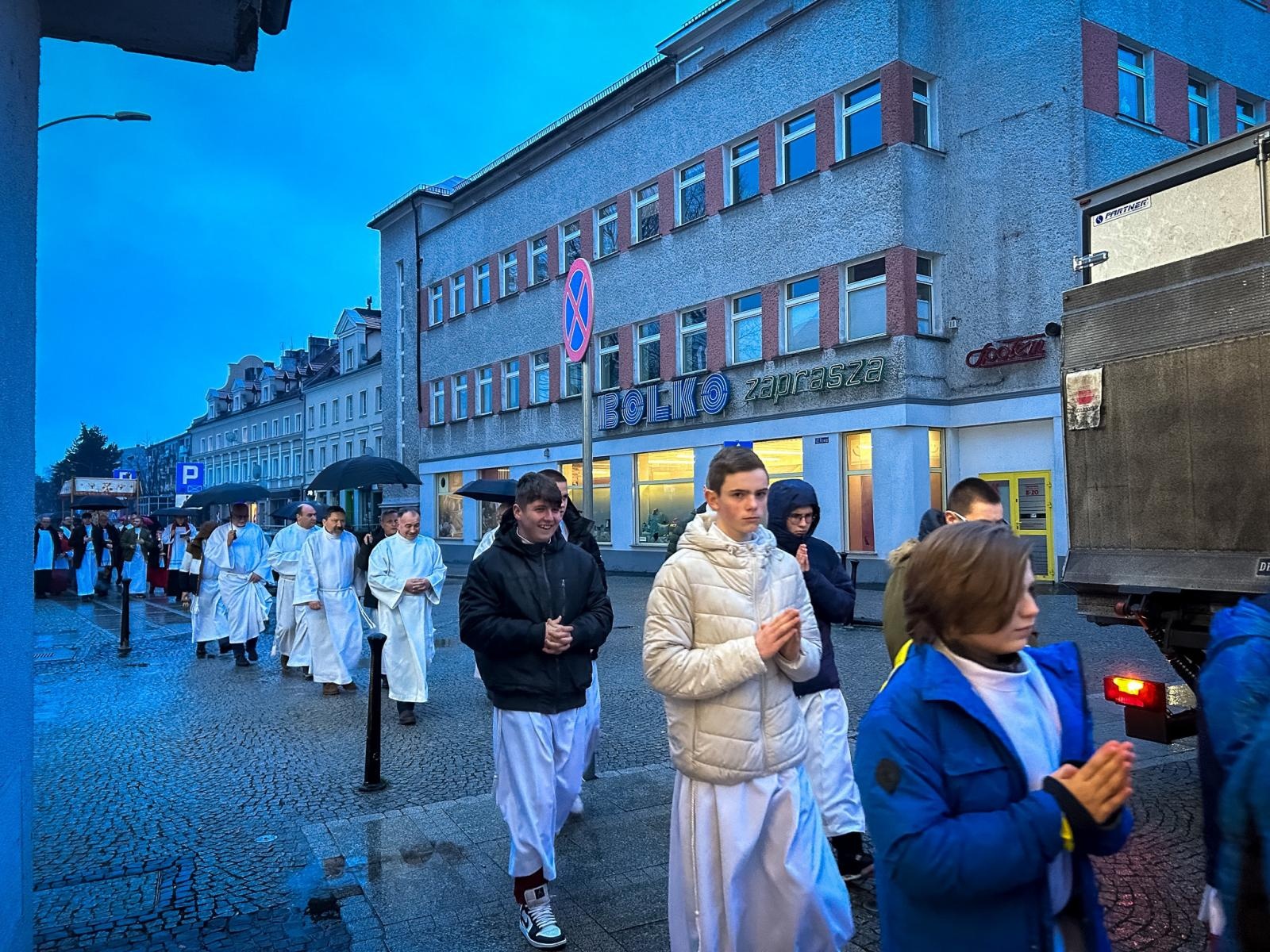 Zdjęcie w galerii na portalu naszraciborz.pl: Wielki Piątek w parafii WNMP w Raciborzu [FOTO i WIDEO] wiadomości z regionu