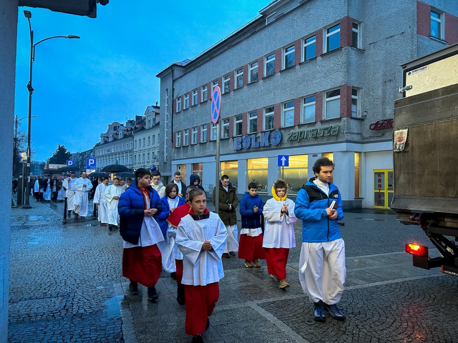 Zdjęcie w galerii na portalu naszraciborz.pl: Wielki Piątek w parafii WNMP w Raciborzu [FOTO i WIDEO] wiadomości z regionu