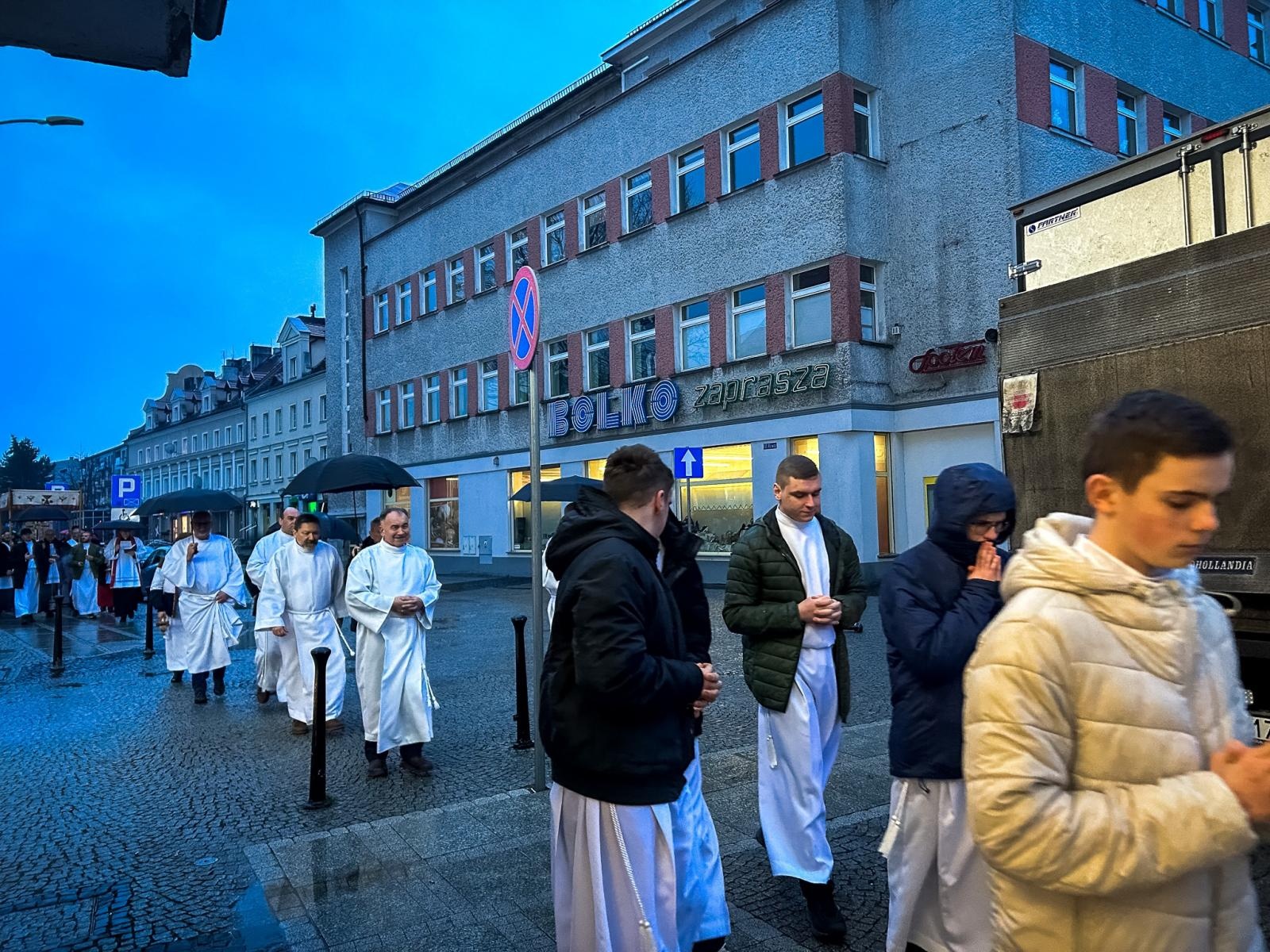 Zdjęcie w galerii na portalu naszraciborz.pl: Wielki Piątek w parafii WNMP w Raciborzu [FOTO i WIDEO] wiadomości z regionu
