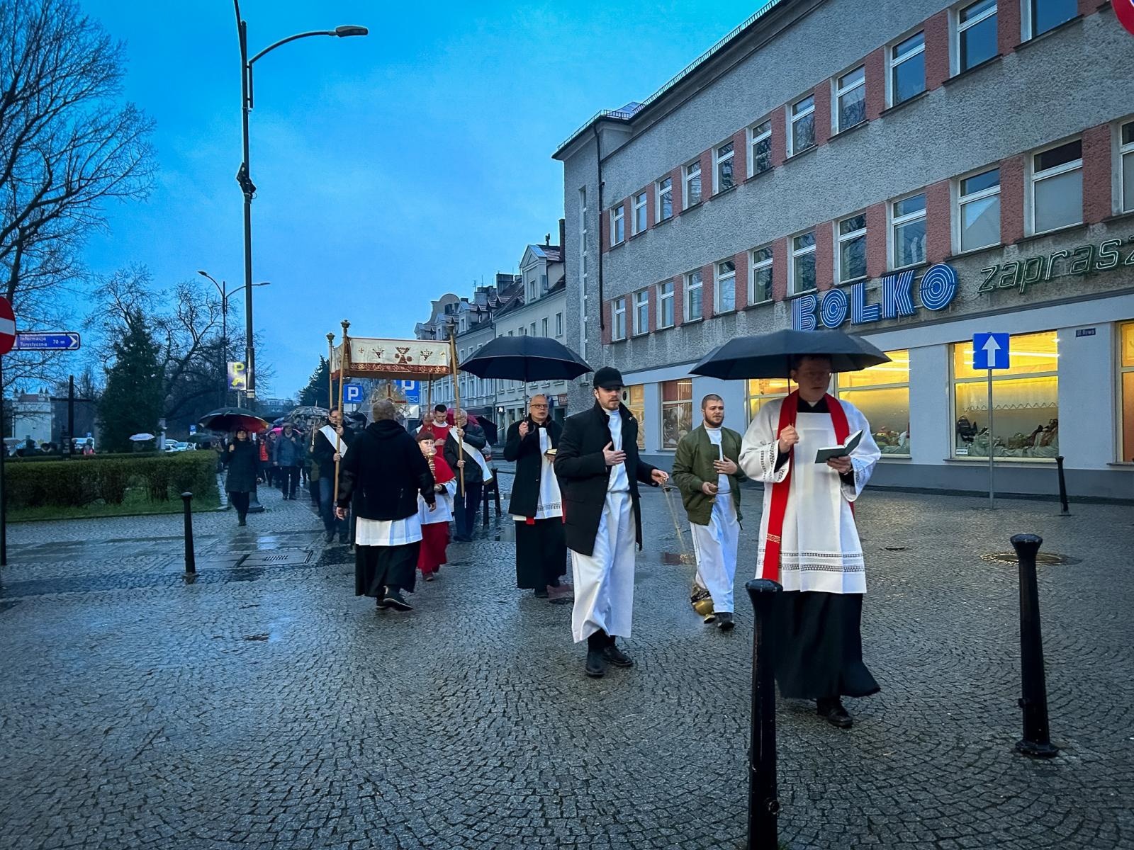 Zdjęcie w galerii na portalu naszraciborz.pl: Wielki Piątek w parafii WNMP w Raciborzu [FOTO i WIDEO] wiadomości z regionu