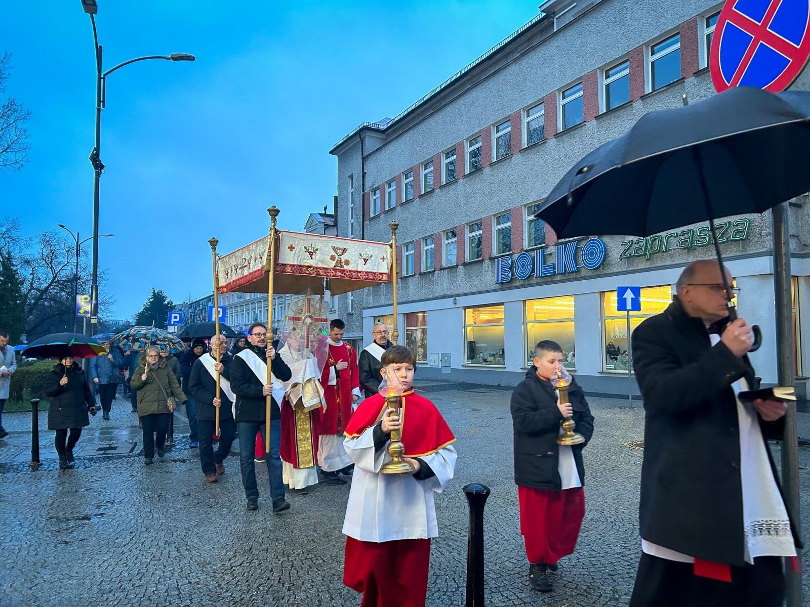 Zdjęcie w galerii na portalu naszraciborz.pl: Wielki Piątek w parafii WNMP w Raciborzu [FOTO i WIDEO] wiadomości z regionu