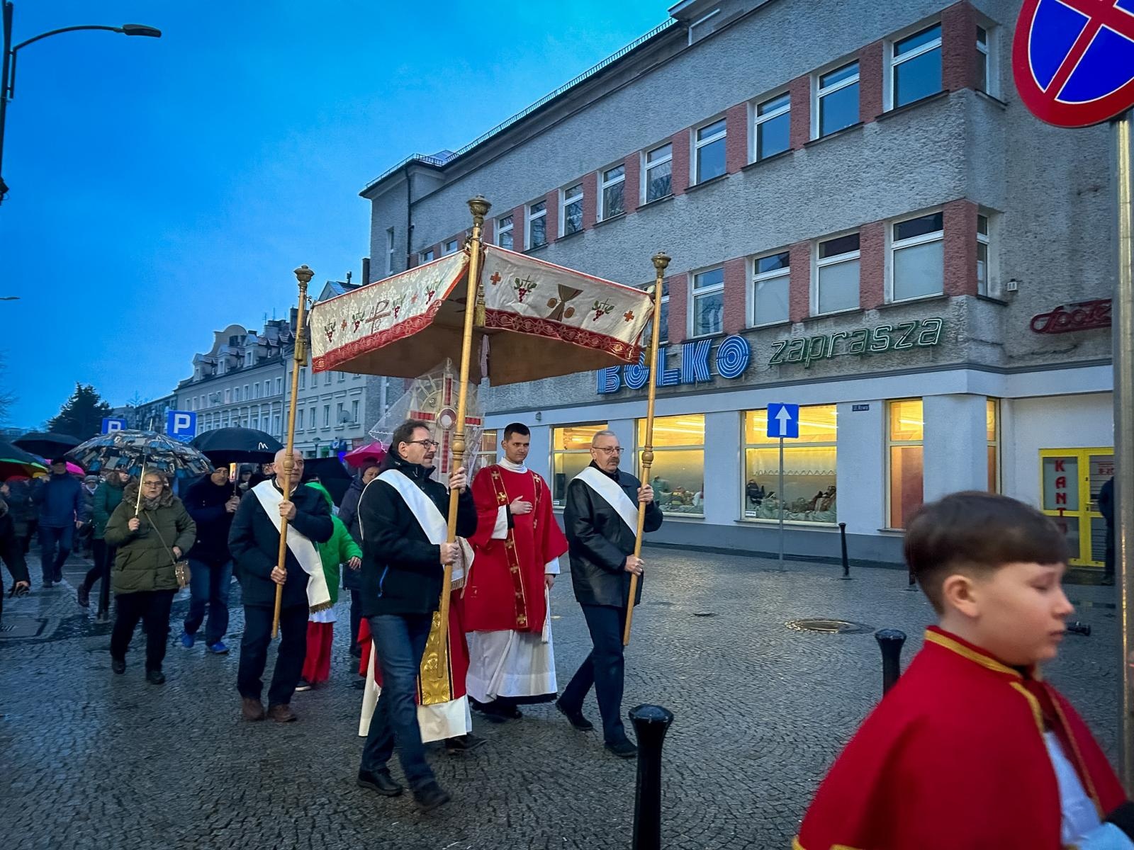 Zdjęcie w galerii na portalu naszraciborz.pl: Wielki Piątek w parafii WNMP w Raciborzu [FOTO i WIDEO] wiadomości z regionu
