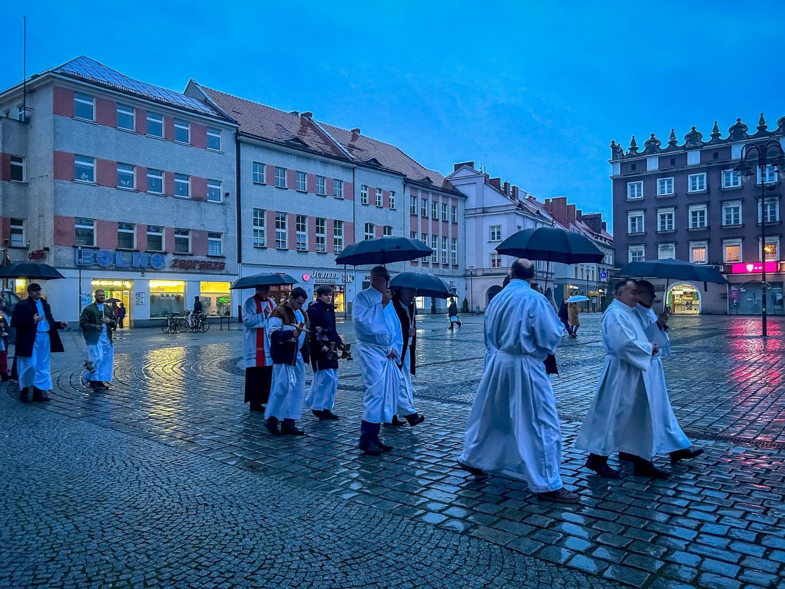 Zdjęcie w galerii na portalu naszraciborz.pl: Wielki Piątek w parafii WNMP w Raciborzu [FOTO i WIDEO] wiadomości z regionu