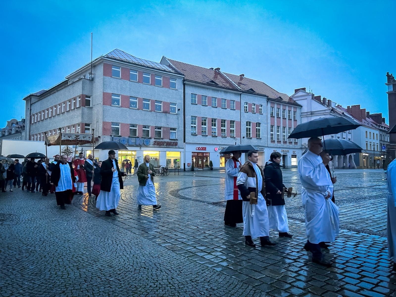 Zdjęcie w galerii na portalu naszraciborz.pl: Wielki Piątek w parafii WNMP w Raciborzu [FOTO i WIDEO] wiadomości z regionu
