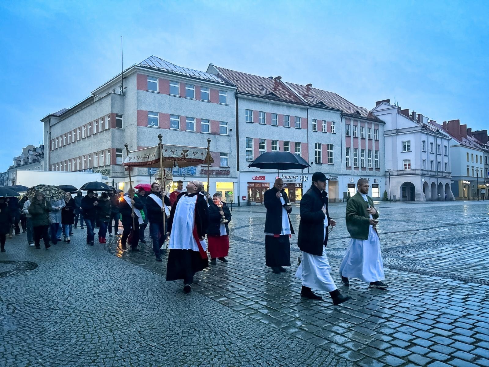 Zdjęcie w galerii na portalu naszraciborz.pl: Wielki Piątek w parafii WNMP w Raciborzu [FOTO i WIDEO] wiadomości z regionu