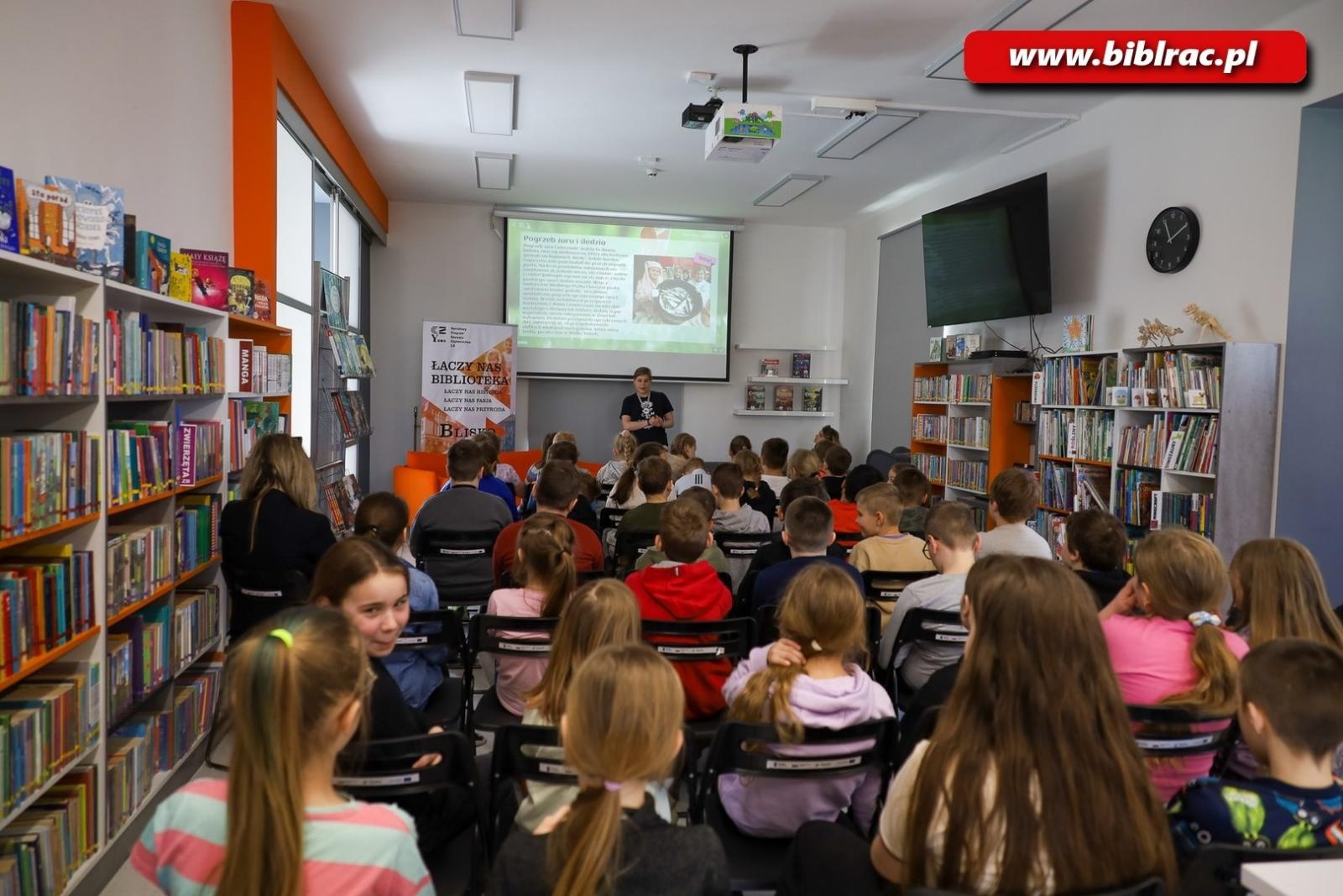 Zdjęcie w galerii na portalu naszraciborz.pl: Bliżej siebie - o właściwych postawach w bibliotece wiadomości z regionu