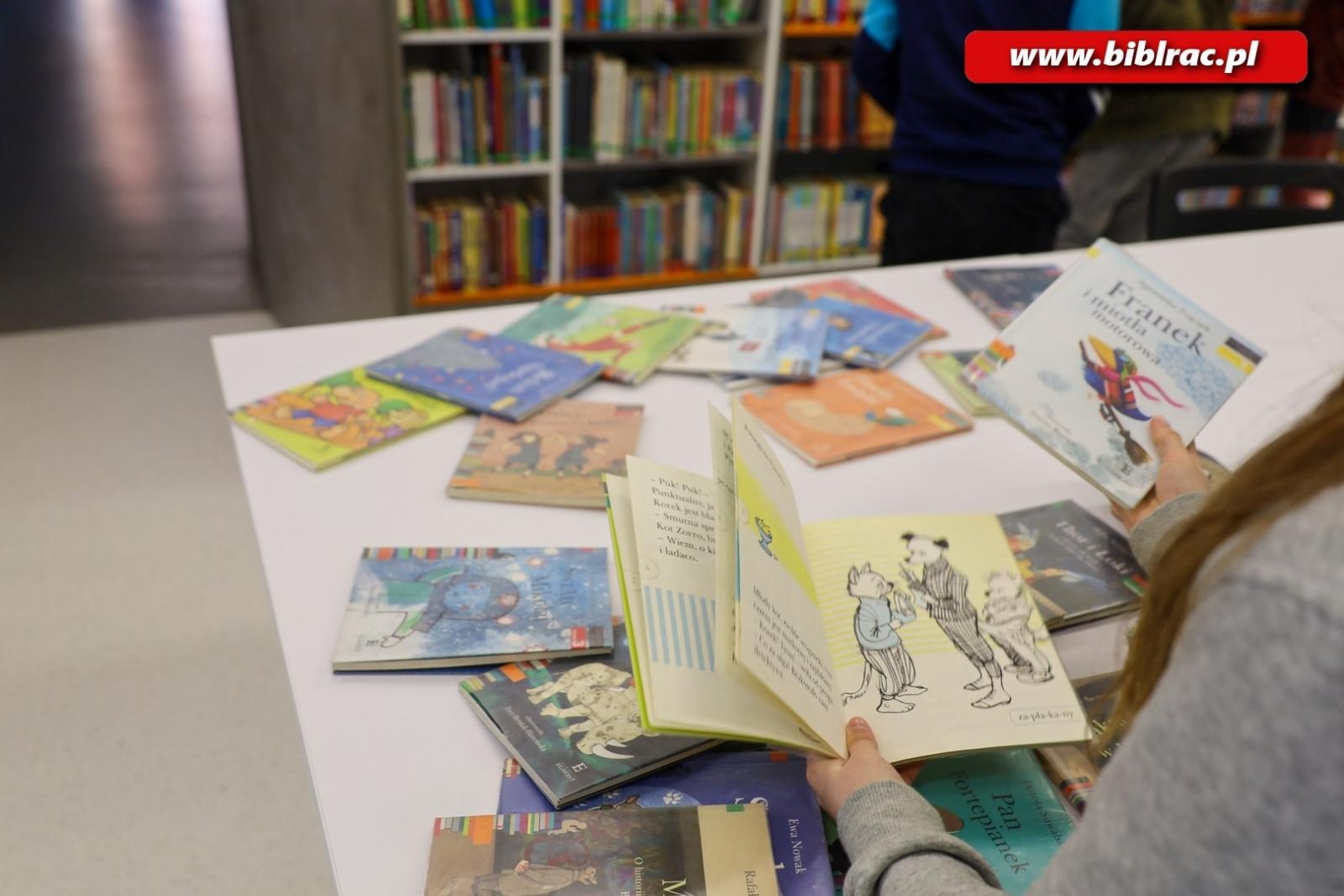 Zdjęcie w galerii na portalu naszraciborz.pl: Bliżej siebie - o właściwych postawach w bibliotece wiadomości z regionu