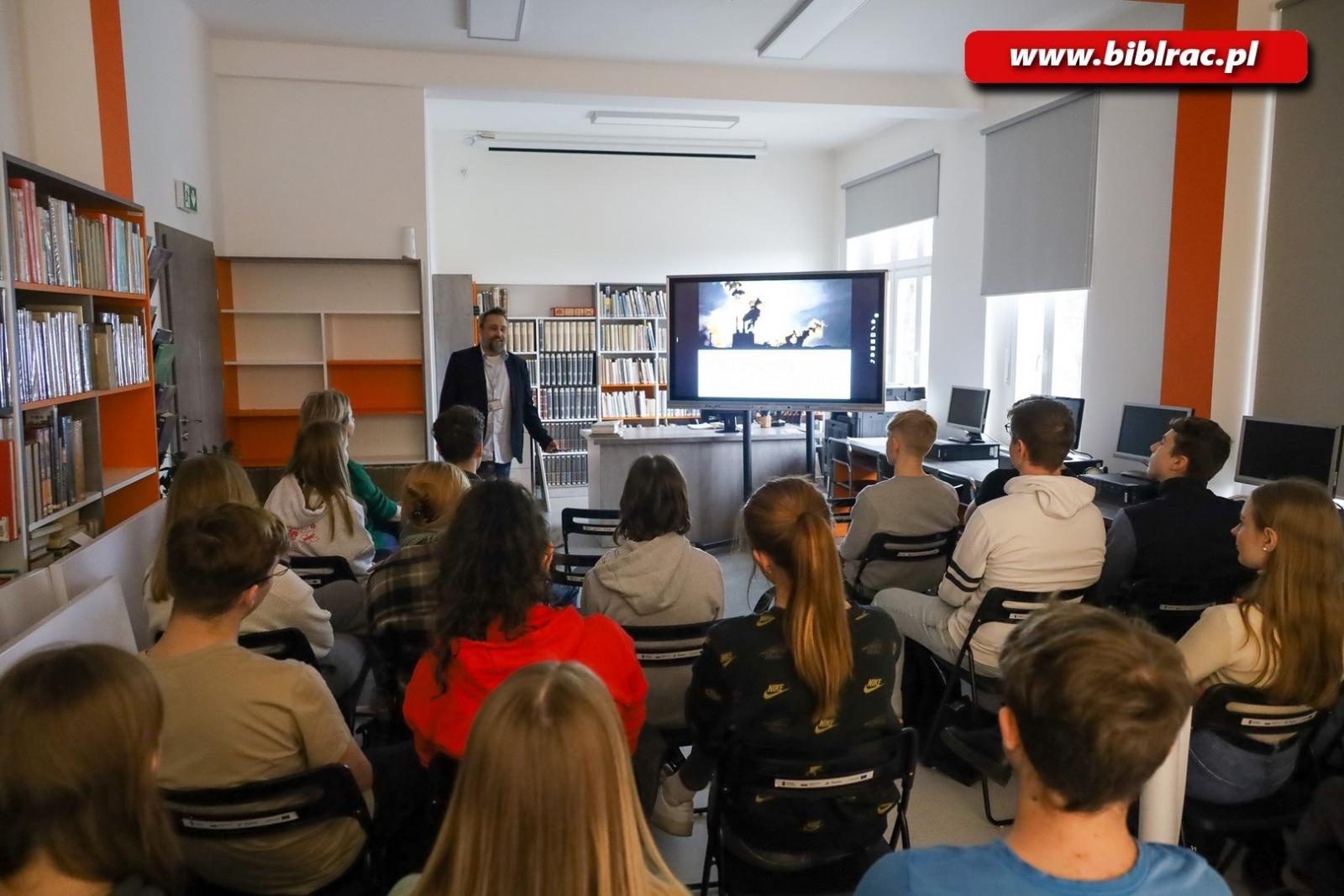 Zdjęcie w galerii na portalu naszraciborz.pl: Bliżej siebie - o właściwych postawach w bibliotece wiadomości z regionu
