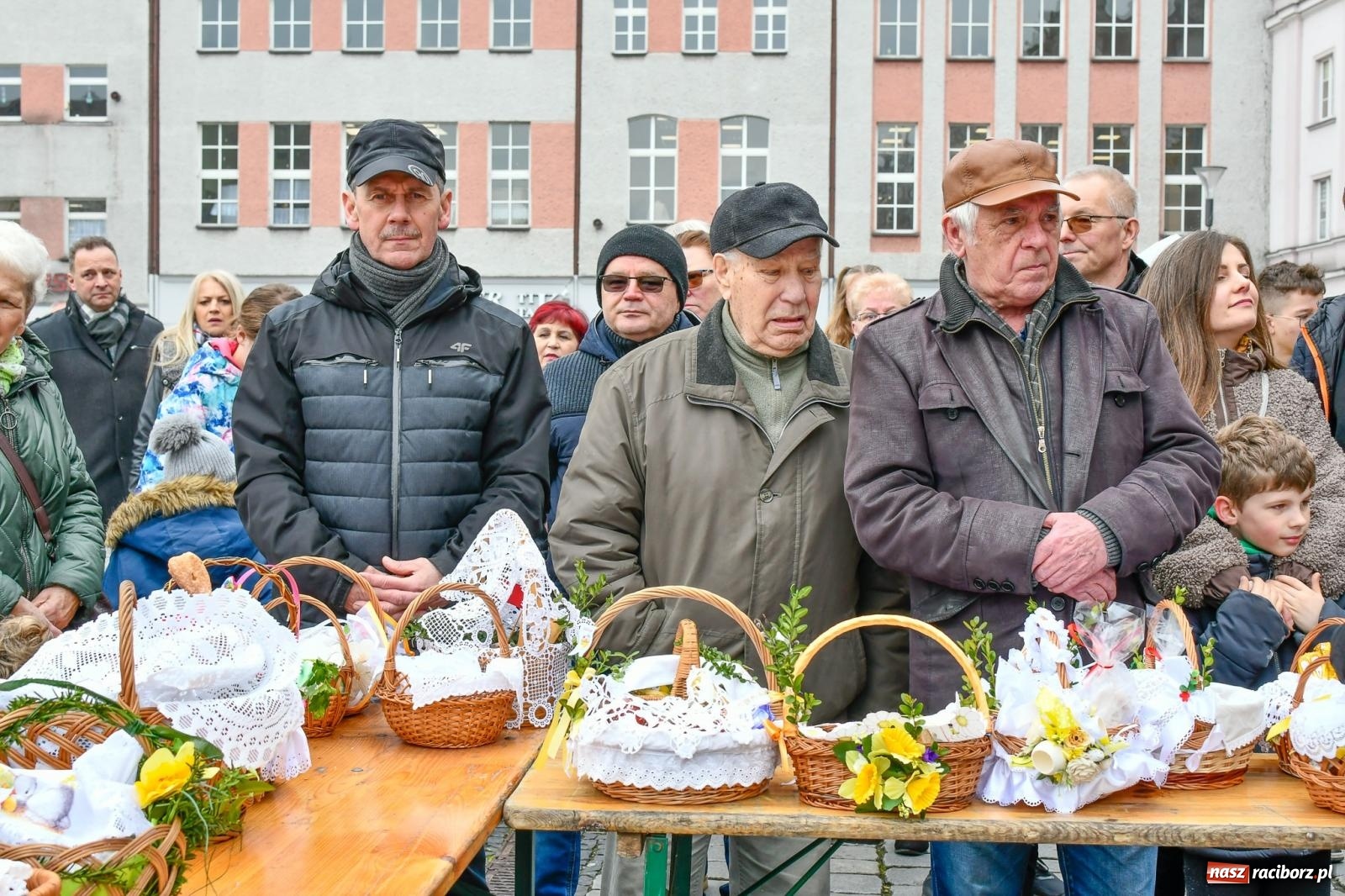 Zdjęcie w galerii na portalu naszraciborz.pl: Raciborskie śniadanie wielkanocne na Rynku [FOTO i WIDEO] wiadomości z regionu