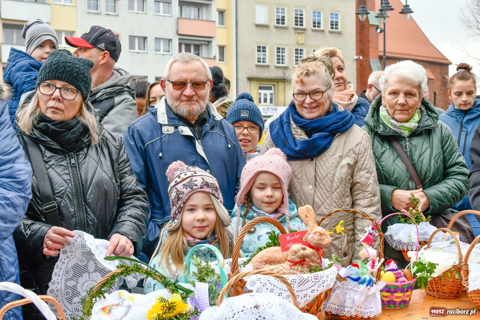 Zdjęcie w galerii na portalu naszraciborz.pl: Raciborskie śniadanie wielkanocne na Rynku [FOTO i WIDEO] wiadomości z regionu