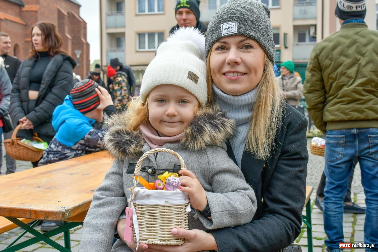 Zdjęcie w galerii na portalu naszraciborz.pl: Raciborskie śniadanie wielkanocne na Rynku [FOTO i WIDEO] wiadomości z regionu