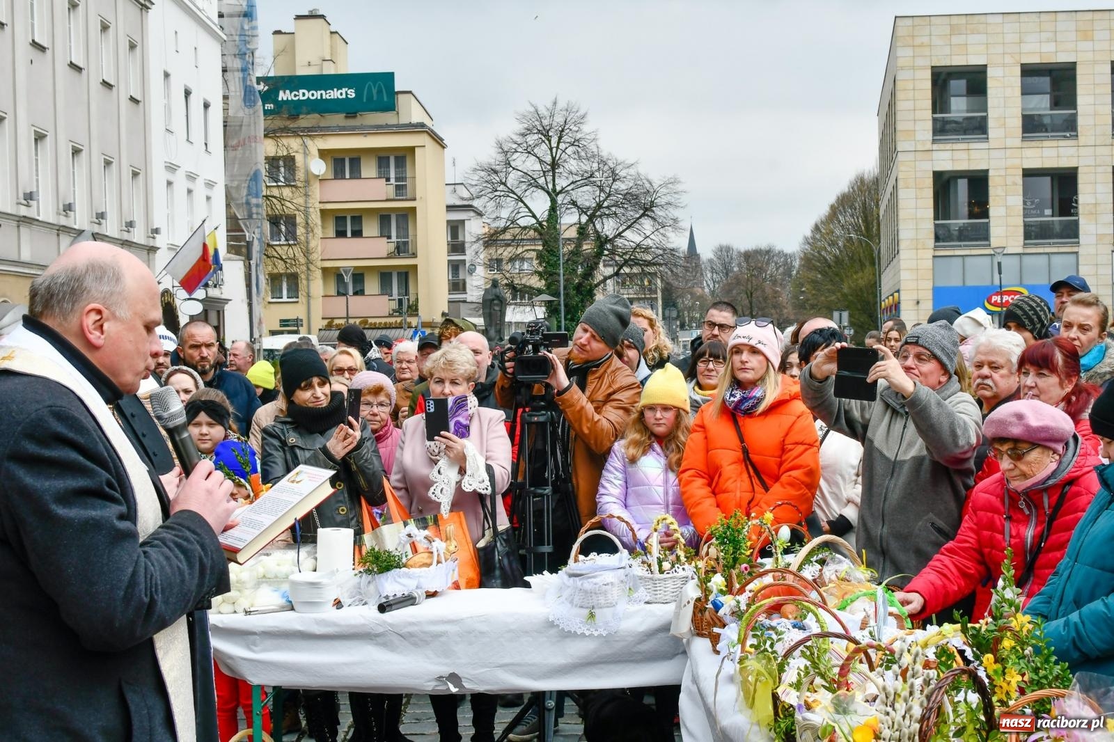 Zdjęcie w galerii na portalu naszraciborz.pl: Raciborskie śniadanie wielkanocne na Rynku [FOTO i WIDEO] wiadomości z regionu
