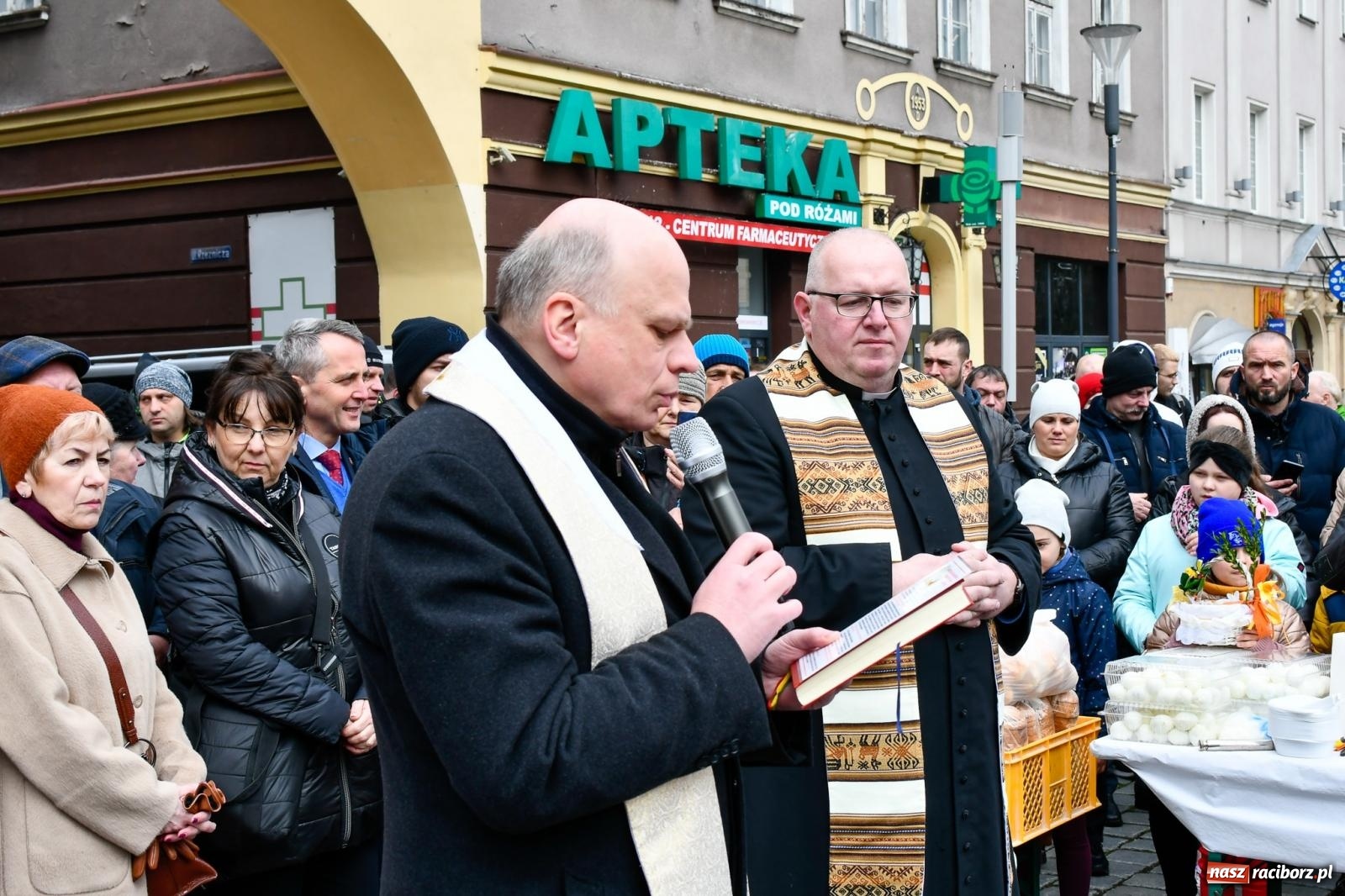Zdjęcie w galerii na portalu naszraciborz.pl: Raciborskie śniadanie wielkanocne na Rynku [FOTO i WIDEO] wiadomości z regionu