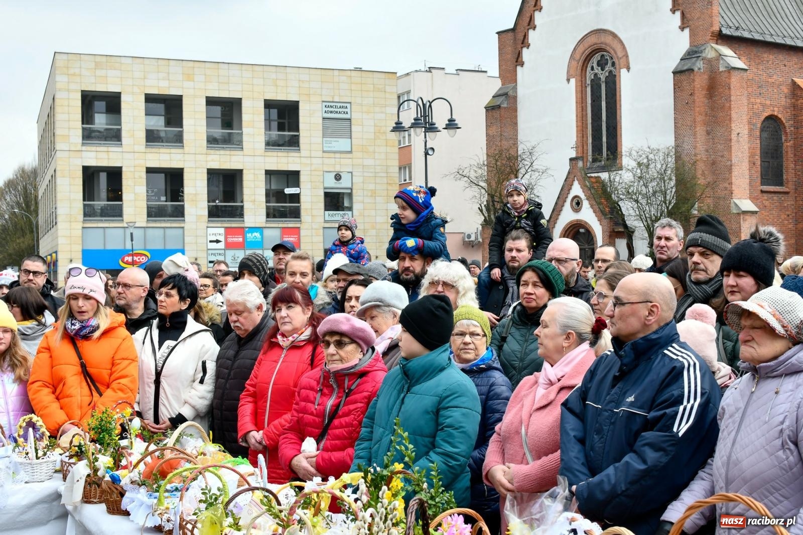 Zdjęcie w galerii na portalu naszraciborz.pl: Raciborskie śniadanie wielkanocne na Rynku [FOTO i WIDEO] wiadomości z regionu