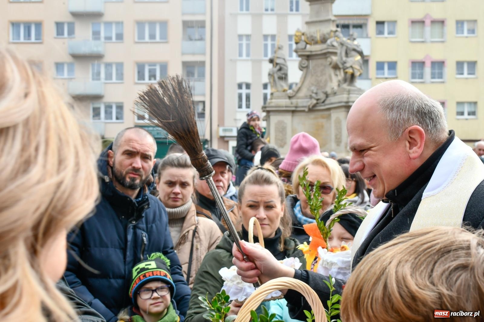 Zdjęcie w galerii na portalu naszraciborz.pl: Raciborskie śniadanie wielkanocne na Rynku [FOTO i WIDEO] wiadomości z regionu