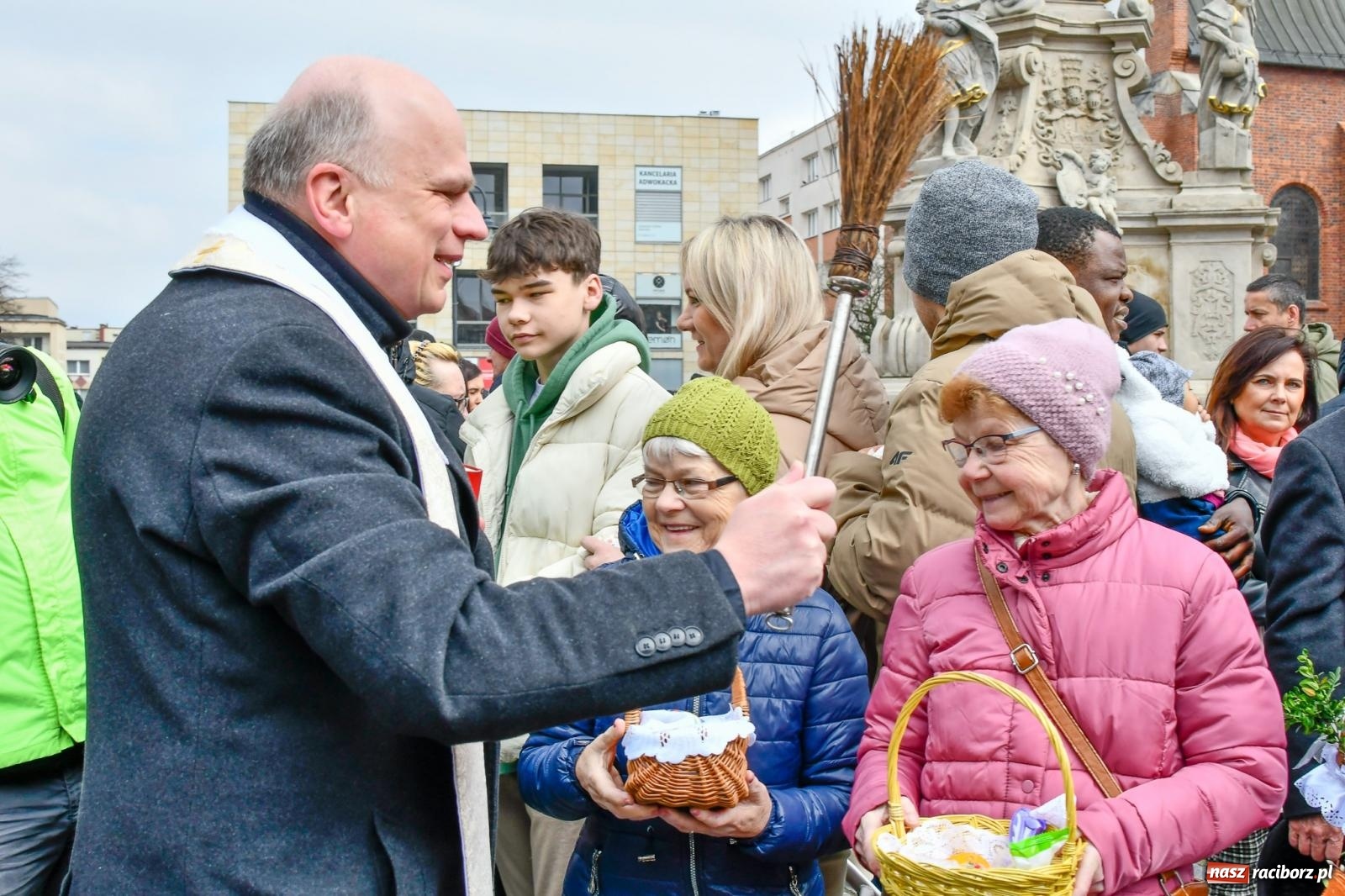 Zdjęcie w galerii na portalu naszraciborz.pl: Raciborskie śniadanie wielkanocne na Rynku [FOTO i WIDEO] wiadomości z regionu