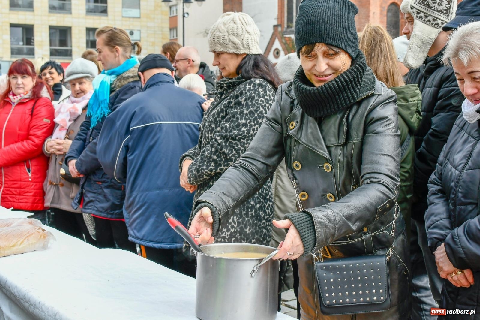 Zdjęcie w galerii na portalu naszraciborz.pl: Raciborskie śniadanie wielkanocne na Rynku [FOTO i WIDEO] wiadomości z regionu
