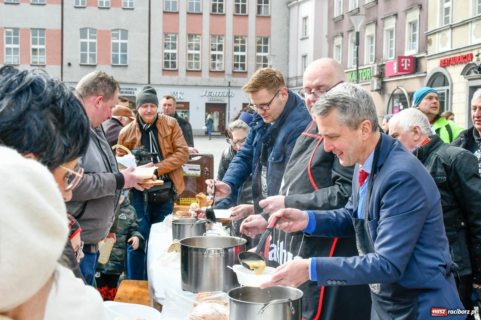 Zdjęcie w galerii na portalu naszraciborz.pl: Raciborskie śniadanie wielkanocne na Rynku [FOTO i WIDEO] wiadomości z regionu