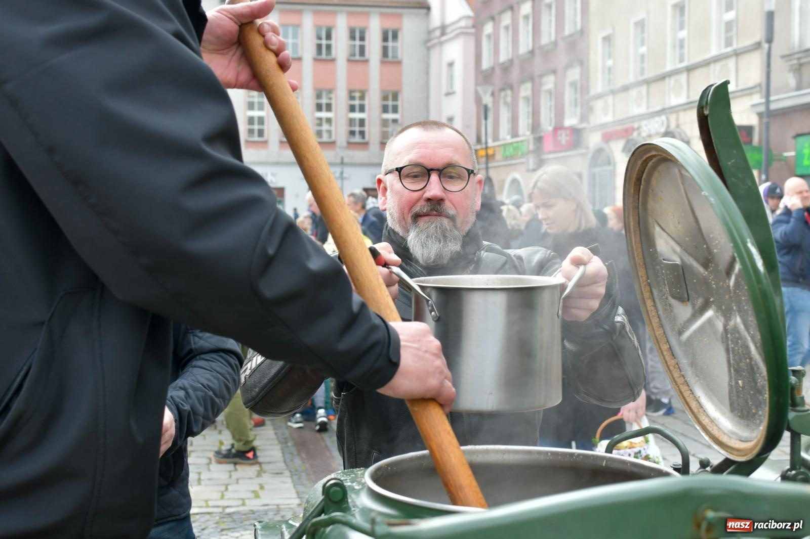Zdjęcie w galerii na portalu naszraciborz.pl: Raciborskie śniadanie wielkanocne na Rynku [FOTO i WIDEO] wiadomości z regionu