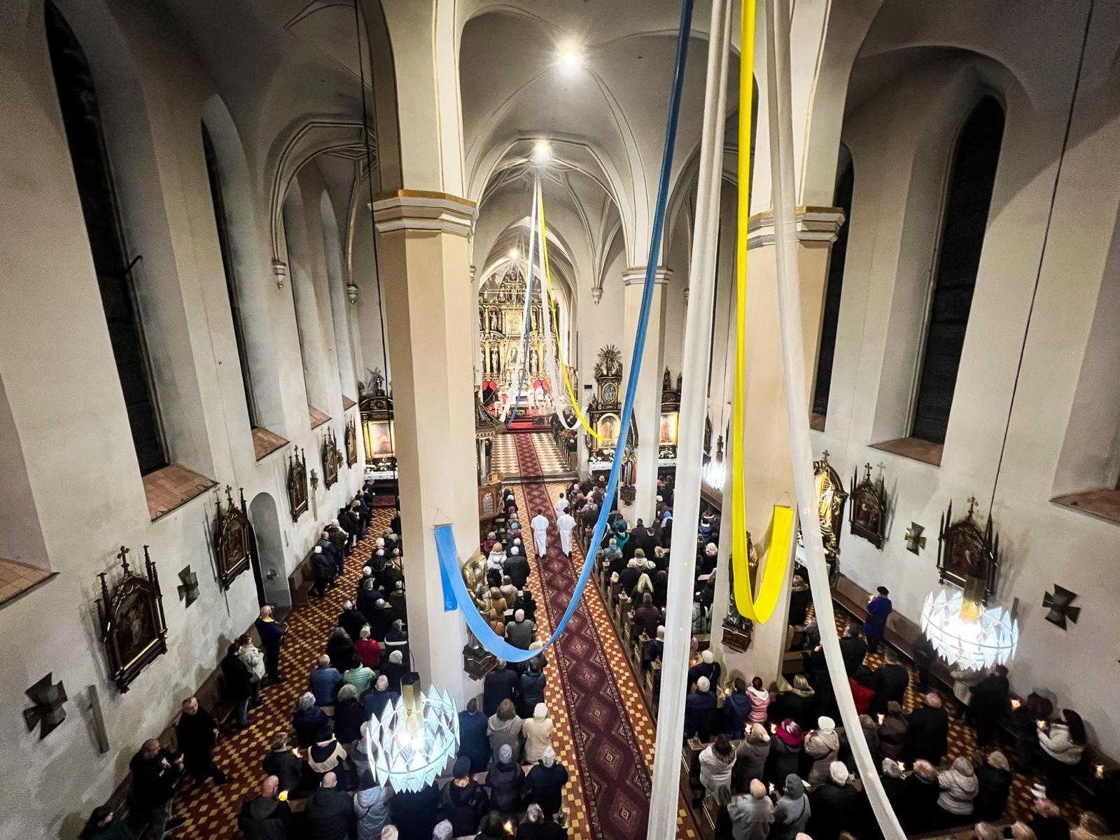 Zdjęcie w galerii na portalu naszraciborz.pl: Światło Chrystusa wypłynęło z matki raciborskich kościołów wiadomości z regionu