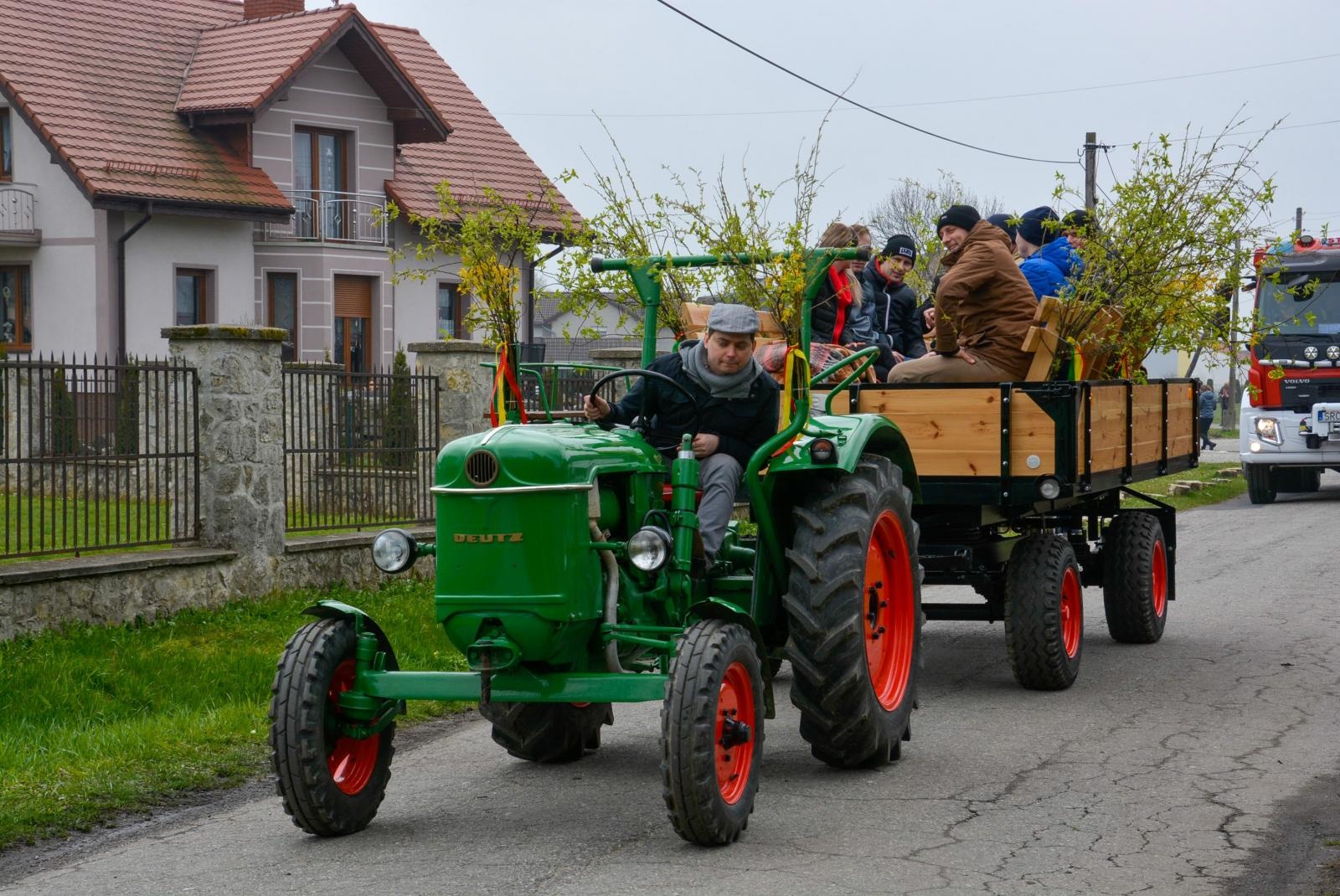 Zdjęcie w galerii na portalu naszraciborz.pl: Jedyna i najmłodsza. Procesja wielkanocna w Zawadzie Książęcej [FOTO i WIDEO] wiadomości z regionu