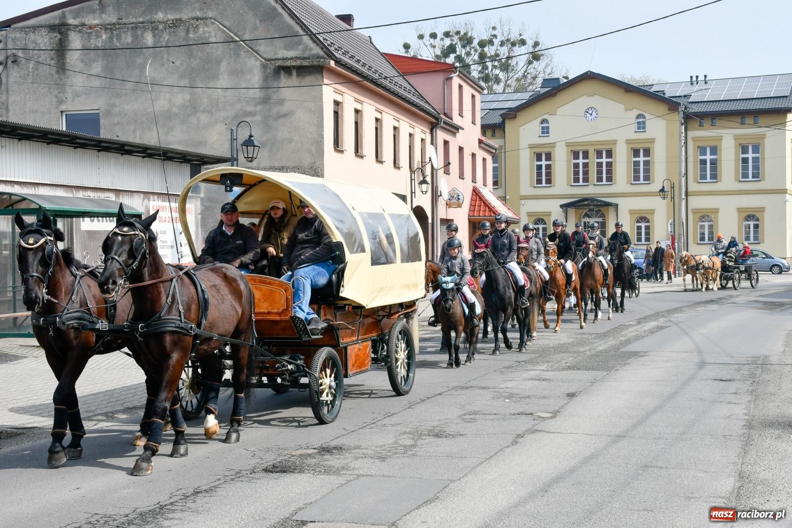 Zdjęcie w galerii na portalu naszraciborz.pl: Procesja wielkanocna w Pietrowicach Wielkich. Obrzęd religijny i dziedzictwo kulturowe [FOTO i WIDEO] wiadomości z regionu
