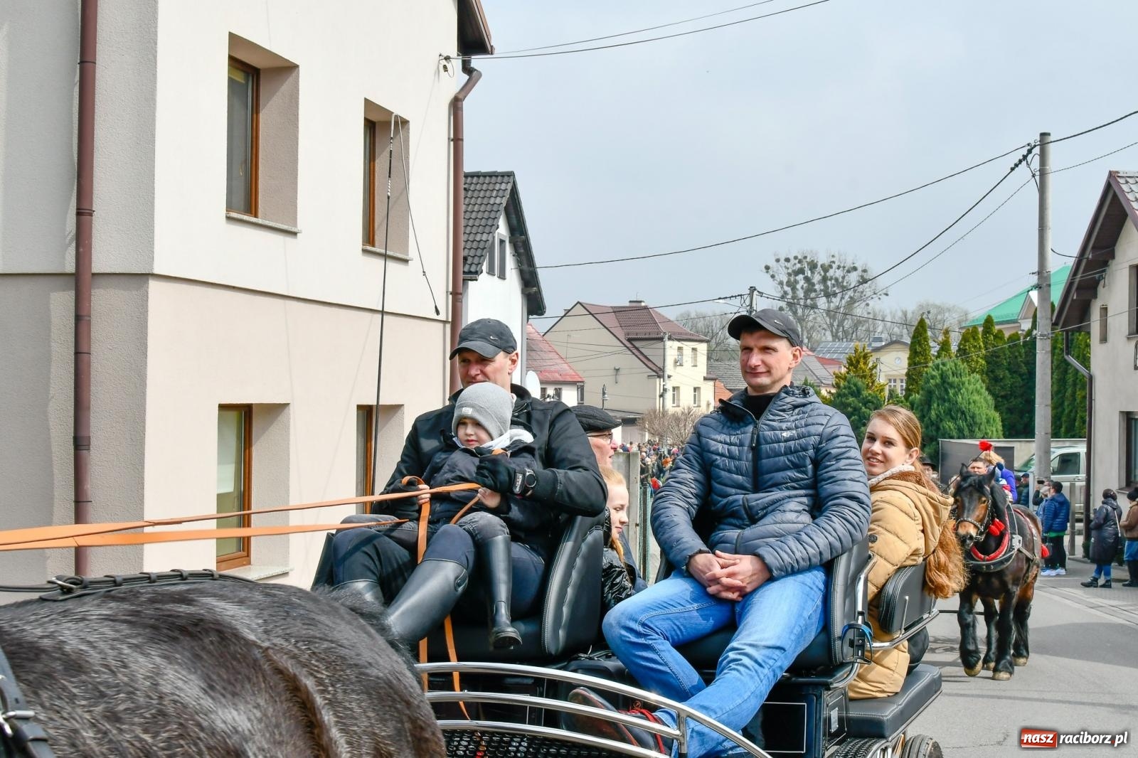 Zdjęcie w galerii na portalu naszraciborz.pl: Procesja wielkanocna w Pietrowicach Wielkich. Obrzęd religijny i dziedzictwo kulturowe [FOTO i WIDEO] wiadomości z regionu