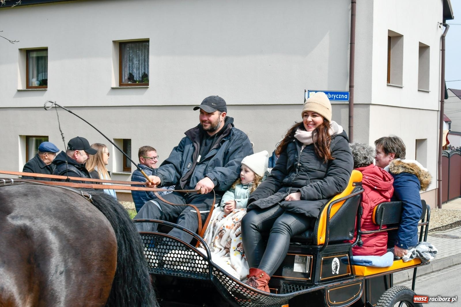 Zdjęcie w galerii na portalu naszraciborz.pl: Procesja wielkanocna w Pietrowicach Wielkich. Obrzęd religijny i dziedzictwo kulturowe [FOTO i WIDEO] wiadomości z regionu