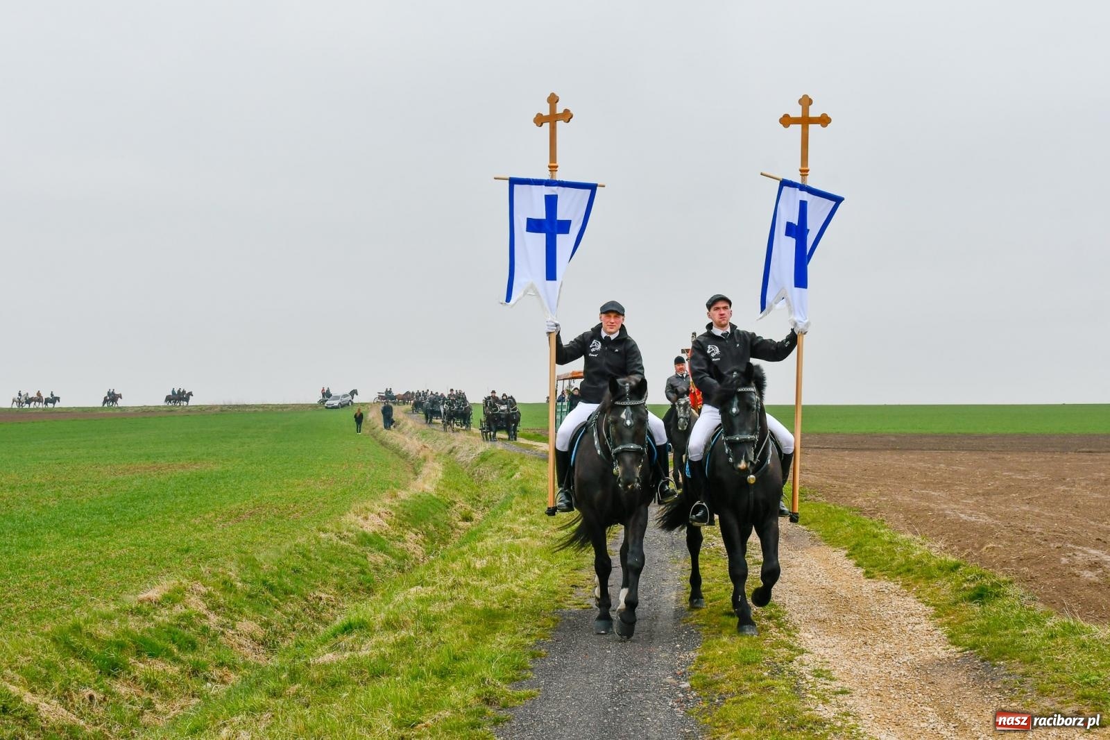Zdjęcie w galerii na portalu naszraciborz.pl: Procesja wielkanocna w Bieńkowicach. Rajtowanie z średniowiecznym rodowodem [FOTO i WIDEO] wiadomości z regionu