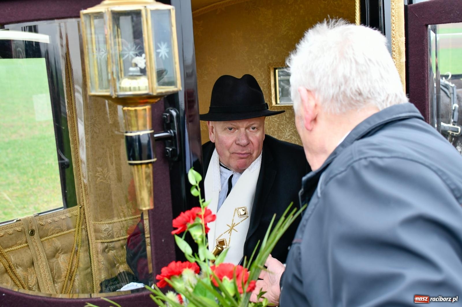 Zdjęcie w galerii na portalu naszraciborz.pl: Procesja wielkanocna w Bieńkowicach. Rajtowanie z średniowiecznym rodowodem [FOTO i WIDEO] wiadomości z regionu