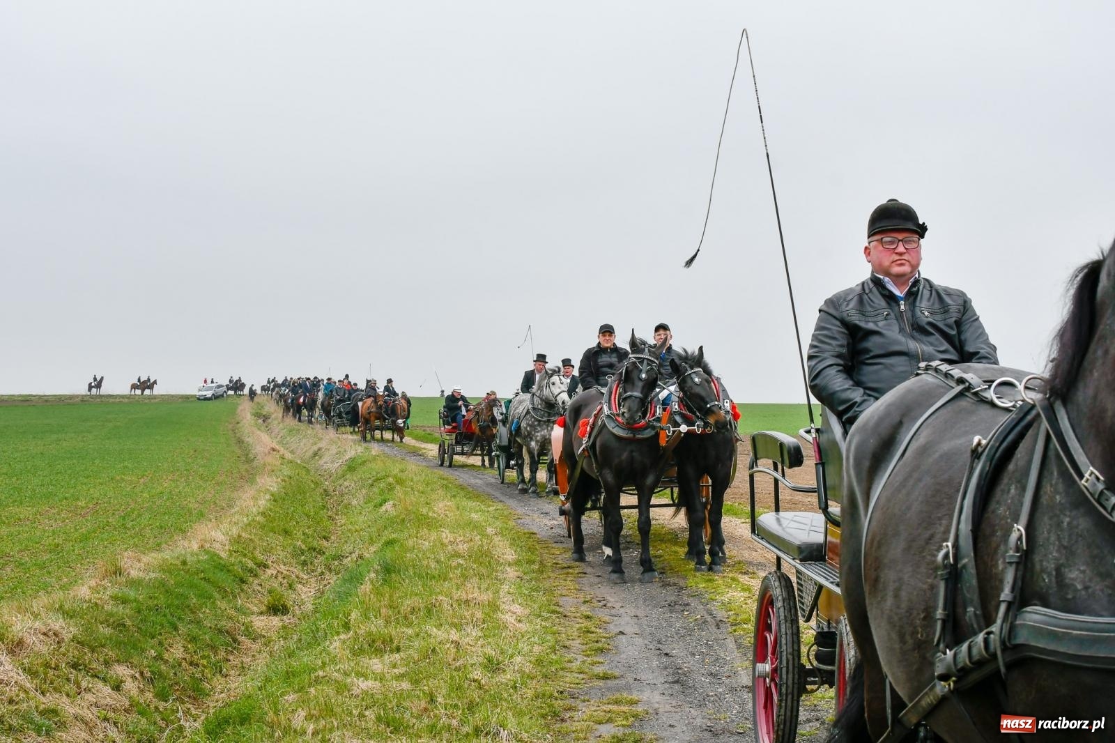 Zdjęcie w galerii na portalu naszraciborz.pl: Procesja wielkanocna w Bieńkowicach. Rajtowanie z średniowiecznym rodowodem [FOTO i WIDEO] wiadomości z regionu