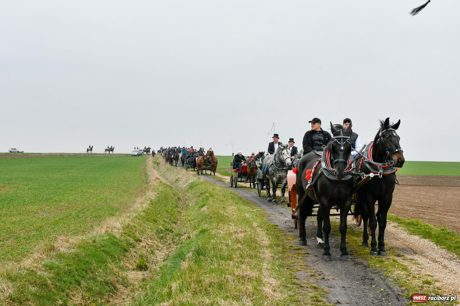 Zdjęcie w galerii na portalu naszraciborz.pl: Procesja wielkanocna w Bieńkowicach. Rajtowanie z średniowiecznym rodowodem [FOTO i WIDEO] wiadomości z regionu