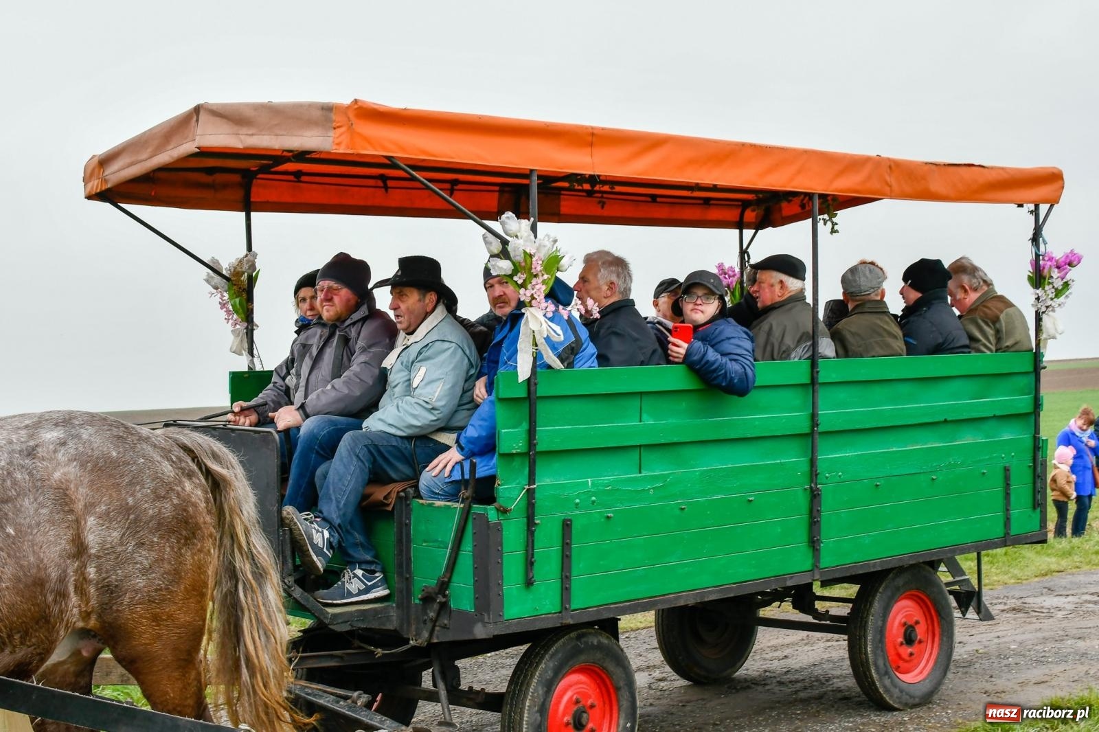 Zdjęcie w galerii na portalu naszraciborz.pl: Procesja wielkanocna w Bieńkowicach. Rajtowanie z średniowiecznym rodowodem [FOTO i WIDEO] wiadomości z regionu