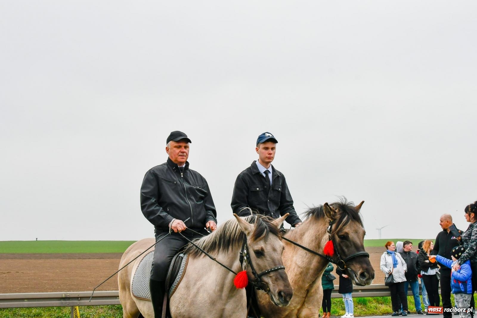 Zdjęcie w galerii na portalu naszraciborz.pl: Procesja wielkanocna w Bieńkowicach. Rajtowanie z średniowiecznym rodowodem [FOTO i WIDEO] wiadomości z regionu