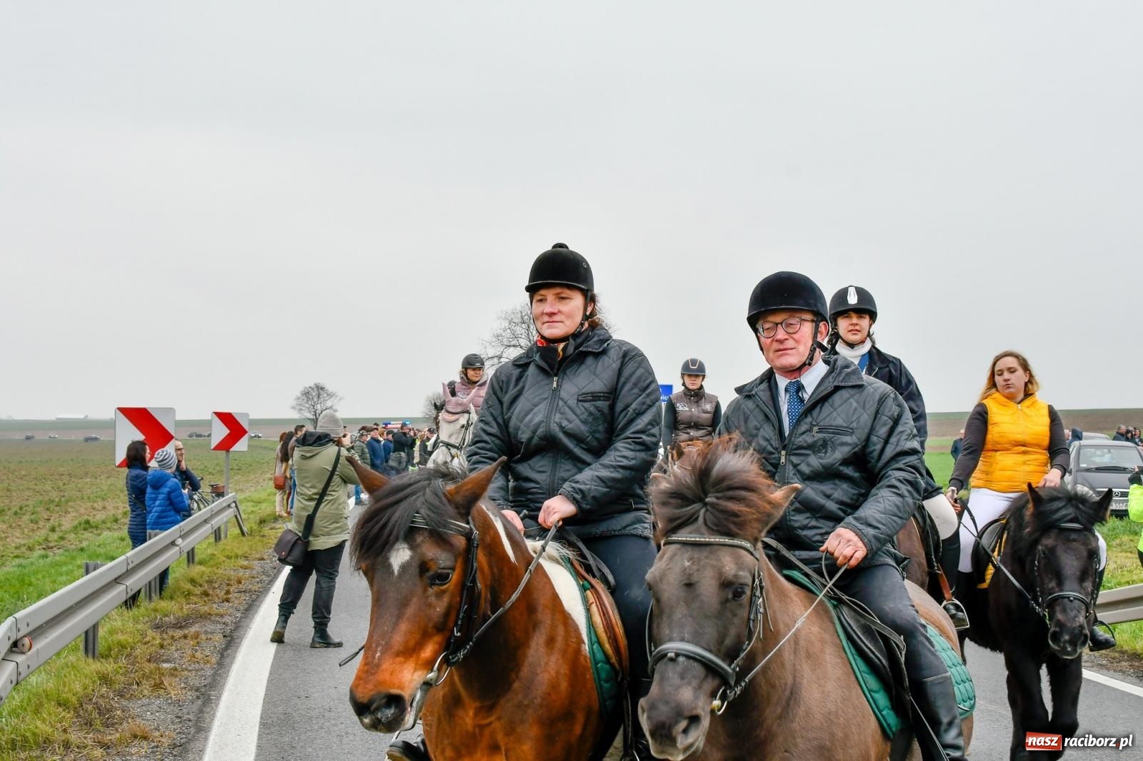 Zdjęcie w galerii na portalu naszraciborz.pl: Procesja wielkanocna w Bieńkowicach. Rajtowanie z średniowiecznym rodowodem [FOTO i WIDEO] wiadomości z regionu