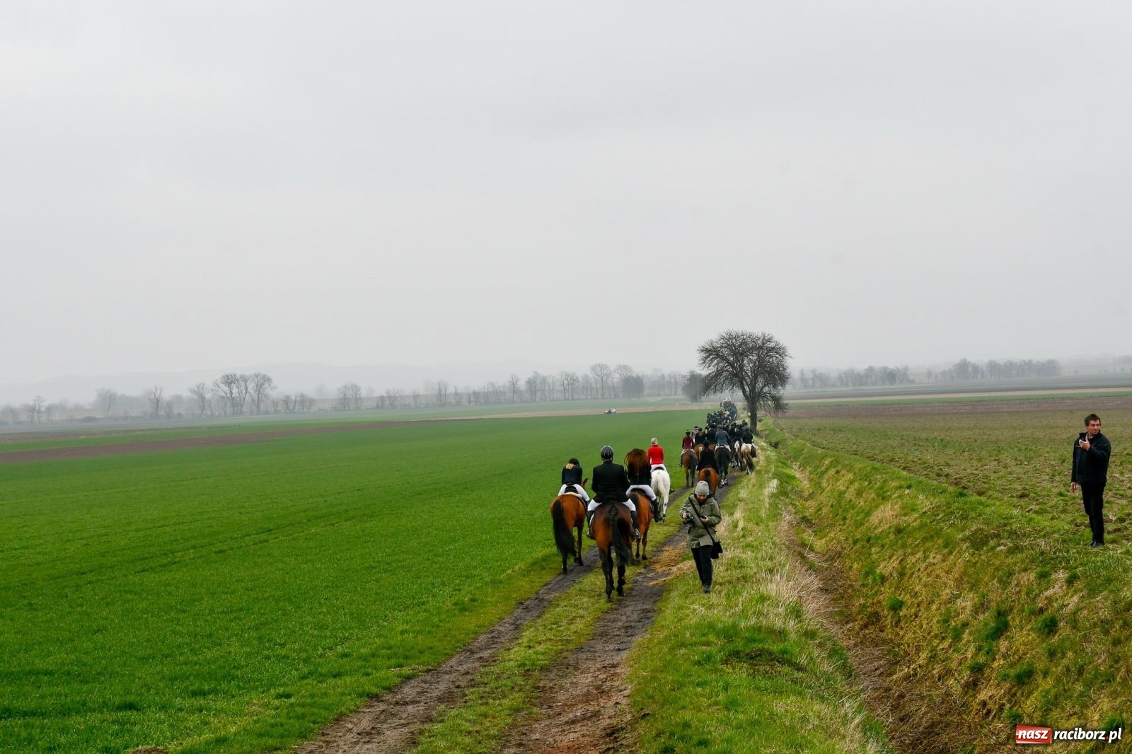 Zdjęcie w galerii na portalu naszraciborz.pl: Procesja wielkanocna w Bieńkowicach. Rajtowanie z średniowiecznym rodowodem [FOTO i WIDEO] wiadomości z regionu