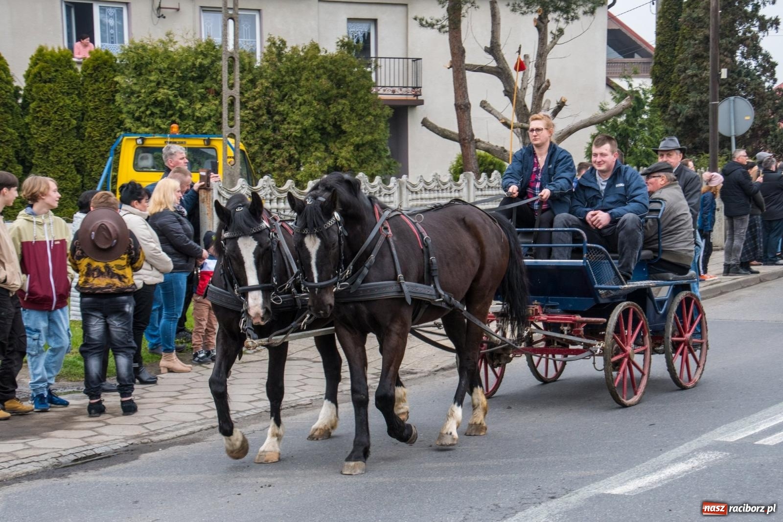 Zdjęcie w galerii na portalu naszraciborz.pl: Z pokolenia na pokolenie. Procesja wielkanocna w Sudole [FOTO i WIDEO] wiadomości z regionu