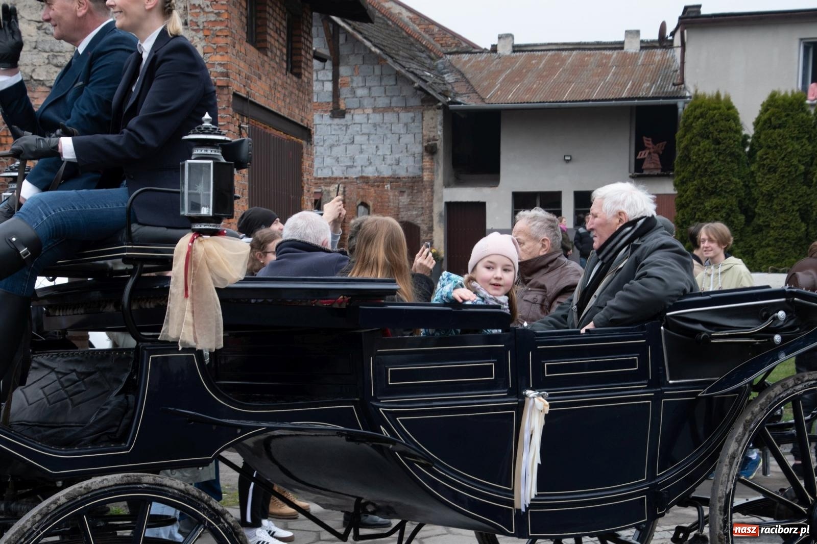 Zdjęcie w galerii na portalu naszraciborz.pl: Z pokolenia na pokolenie. Procesja wielkanocna w Sudole [FOTO i WIDEO] wiadomości z regionu