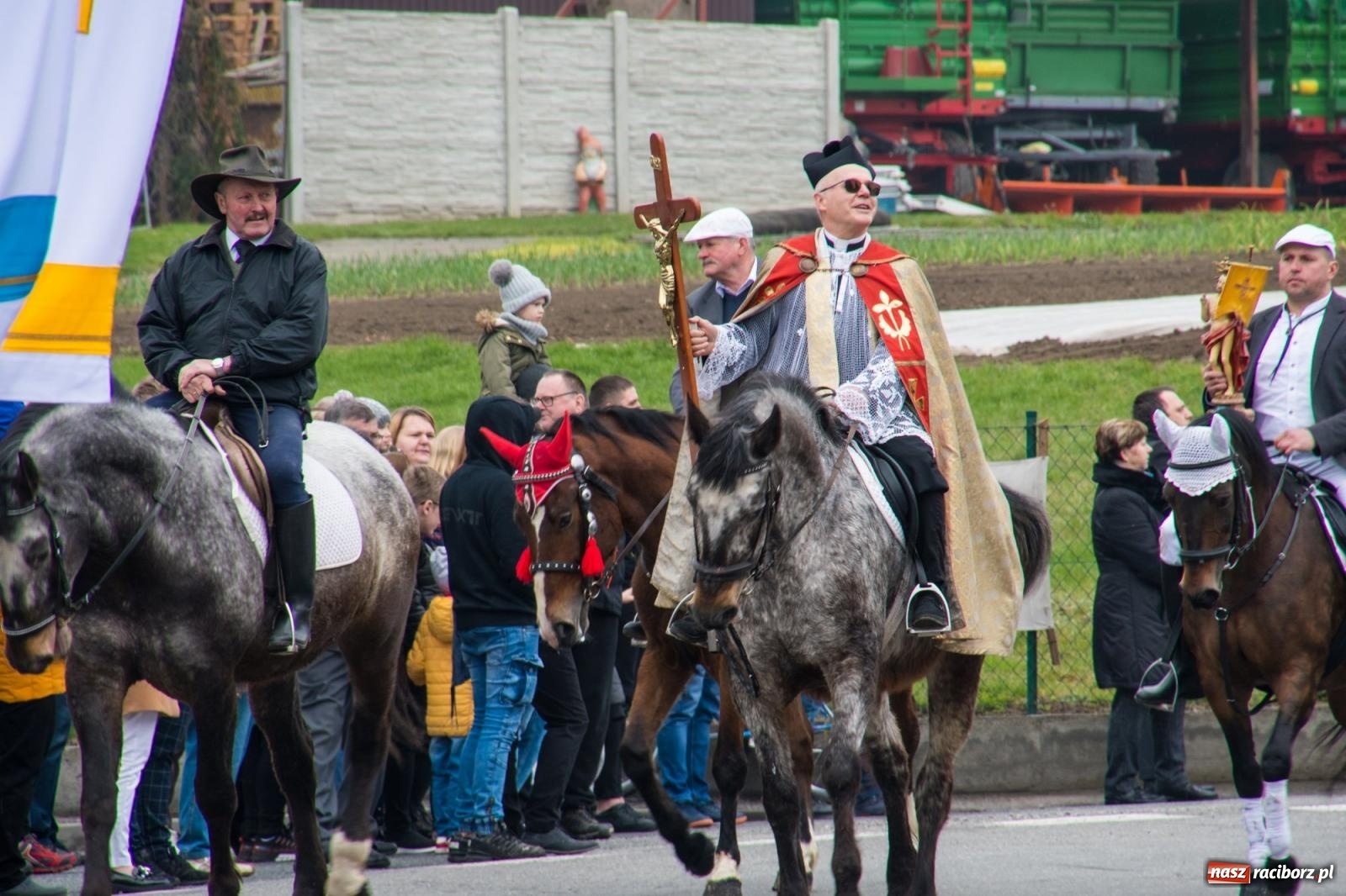 Zdjęcie w galerii na portalu naszraciborz.pl: Z pokolenia na pokolenie. Procesja wielkanocna w Sudole [FOTO i WIDEO] wiadomości z regionu