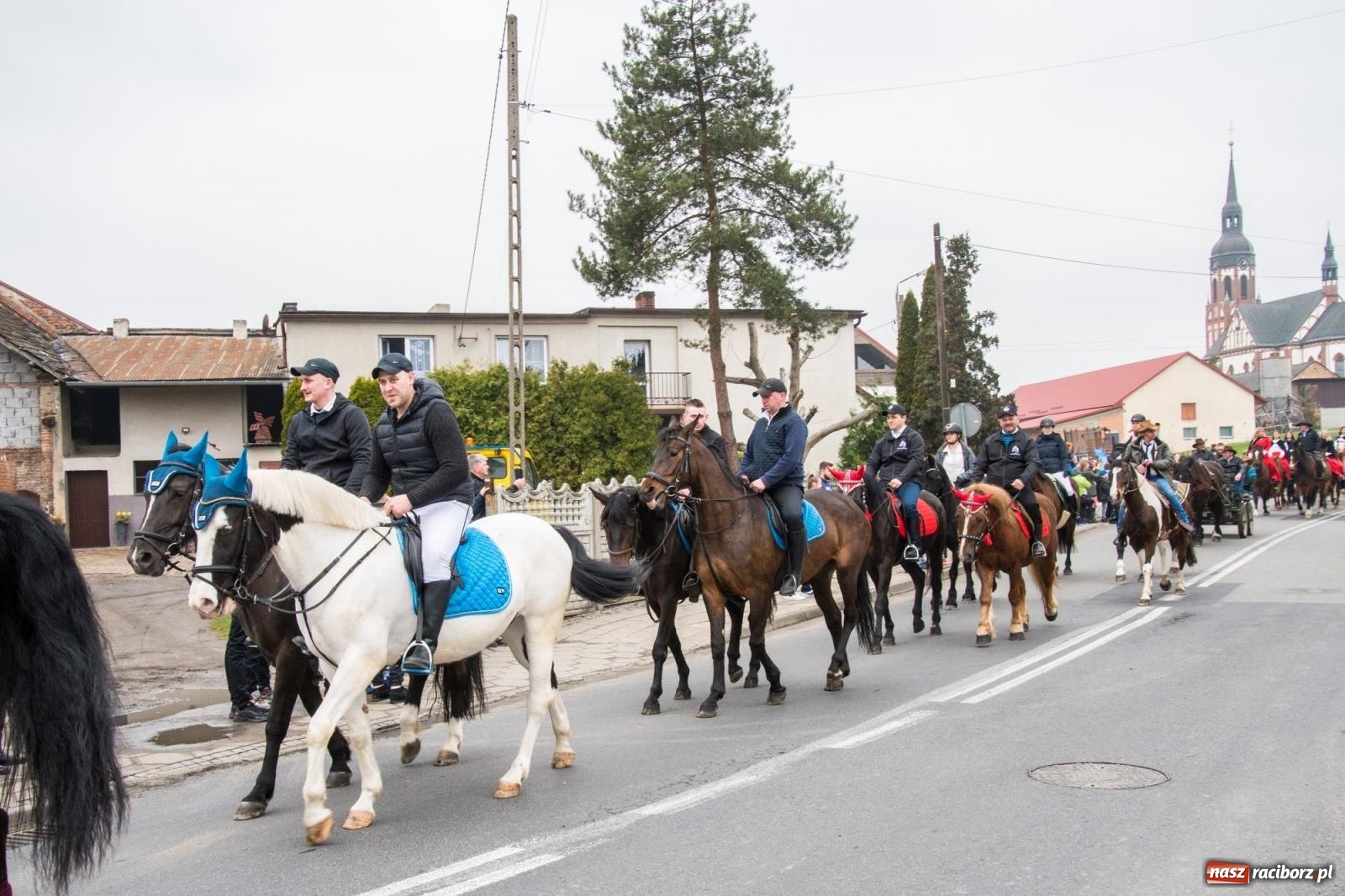 Zdjęcie w galerii na portalu naszraciborz.pl: Z pokolenia na pokolenie. Procesja wielkanocna w Sudole [FOTO i WIDEO] wiadomości z regionu