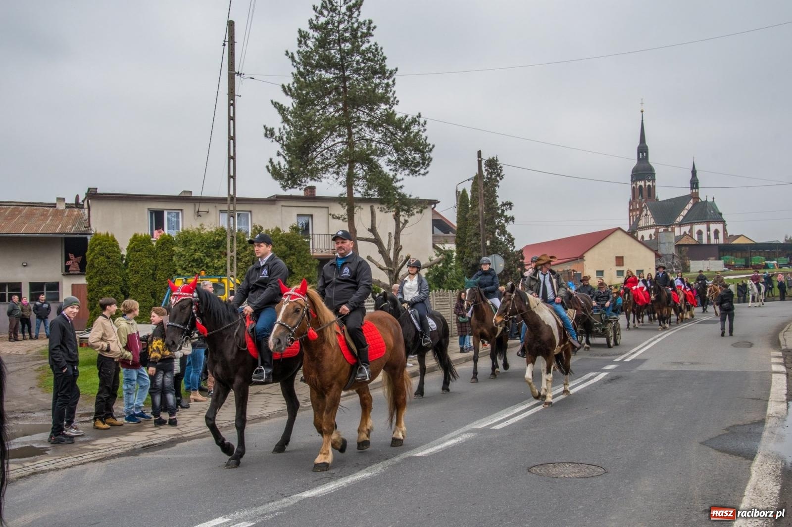 Zdjęcie w galerii na portalu naszraciborz.pl: Z pokolenia na pokolenie. Procesja wielkanocna w Sudole [FOTO i WIDEO] wiadomości z regionu