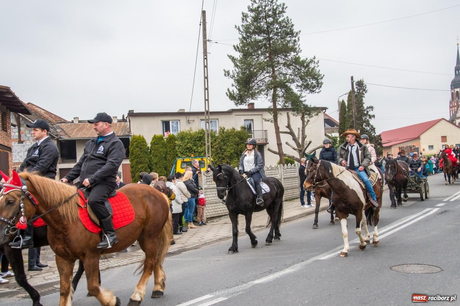 Zdjęcie w galerii na portalu naszraciborz.pl: Z pokolenia na pokolenie. Procesja wielkanocna w Sudole [FOTO i WIDEO] wiadomości z regionu
