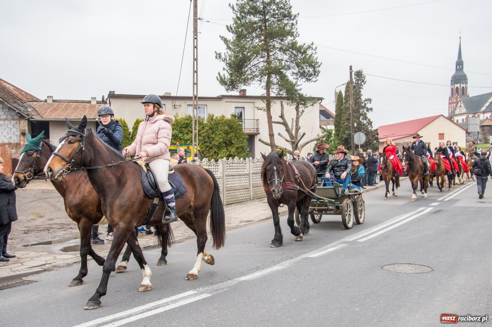 Zdjęcie w galerii na portalu naszraciborz.pl: Z pokolenia na pokolenie. Procesja wielkanocna w Sudole [FOTO i WIDEO] wiadomości z regionu