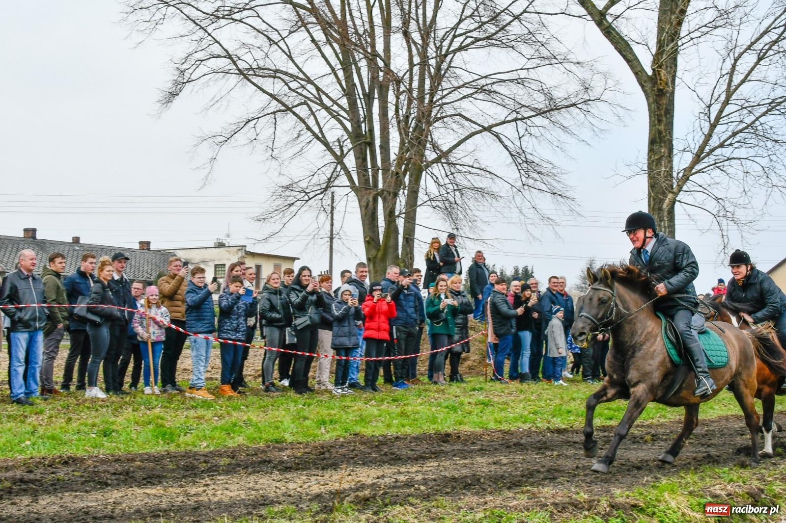 Zdjęcie w galerii na portalu naszraciborz.pl: Wyścigi na finał bieńkowickiej procesji konnej [FOTO i WIDEO] wiadomości z regionu