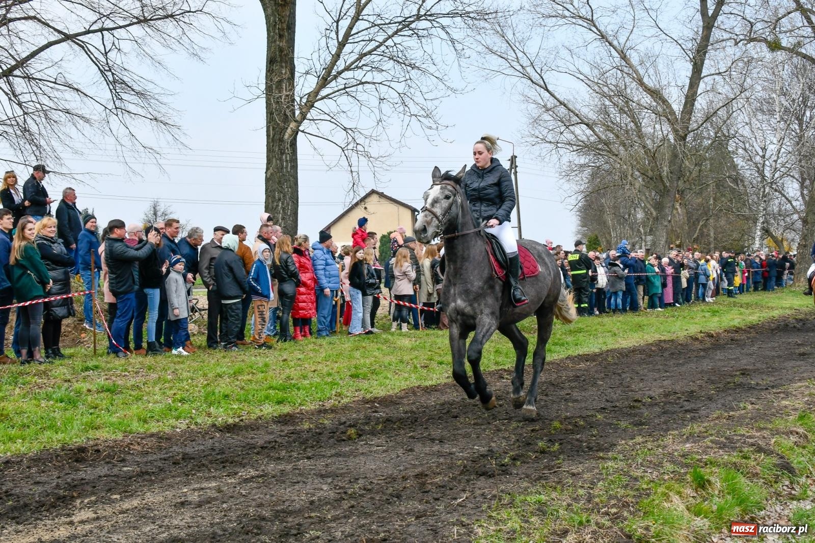 Zdjęcie w galerii na portalu naszraciborz.pl: Wyścigi na finał bieńkowickiej procesji konnej [FOTO i WIDEO] wiadomości z regionu