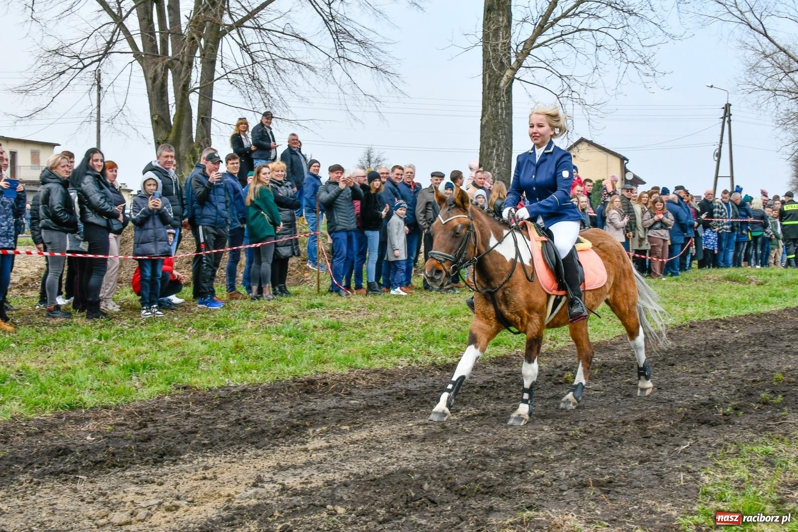 Zdjęcie w galerii na portalu naszraciborz.pl: Wyścigi na finał bieńkowickiej procesji konnej [FOTO i WIDEO] wiadomości z regionu
