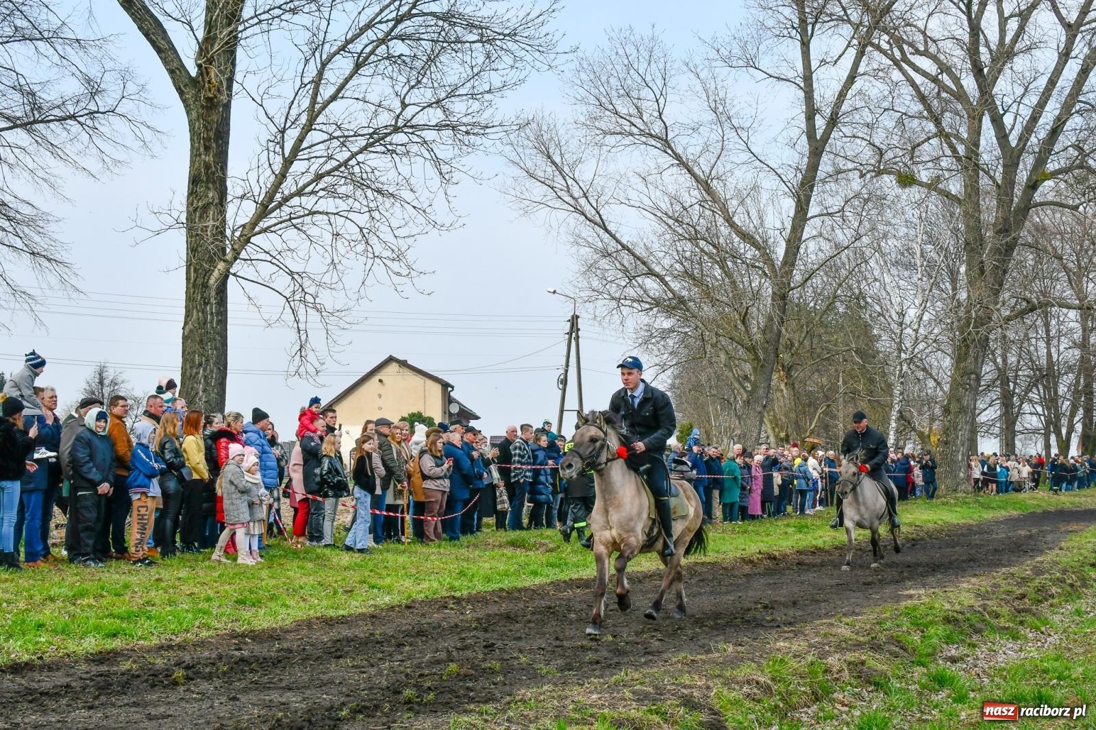Zdjęcie w galerii na portalu naszraciborz.pl: Wyścigi na finał bieńkowickiej procesji konnej [FOTO i WIDEO] wiadomości z regionu