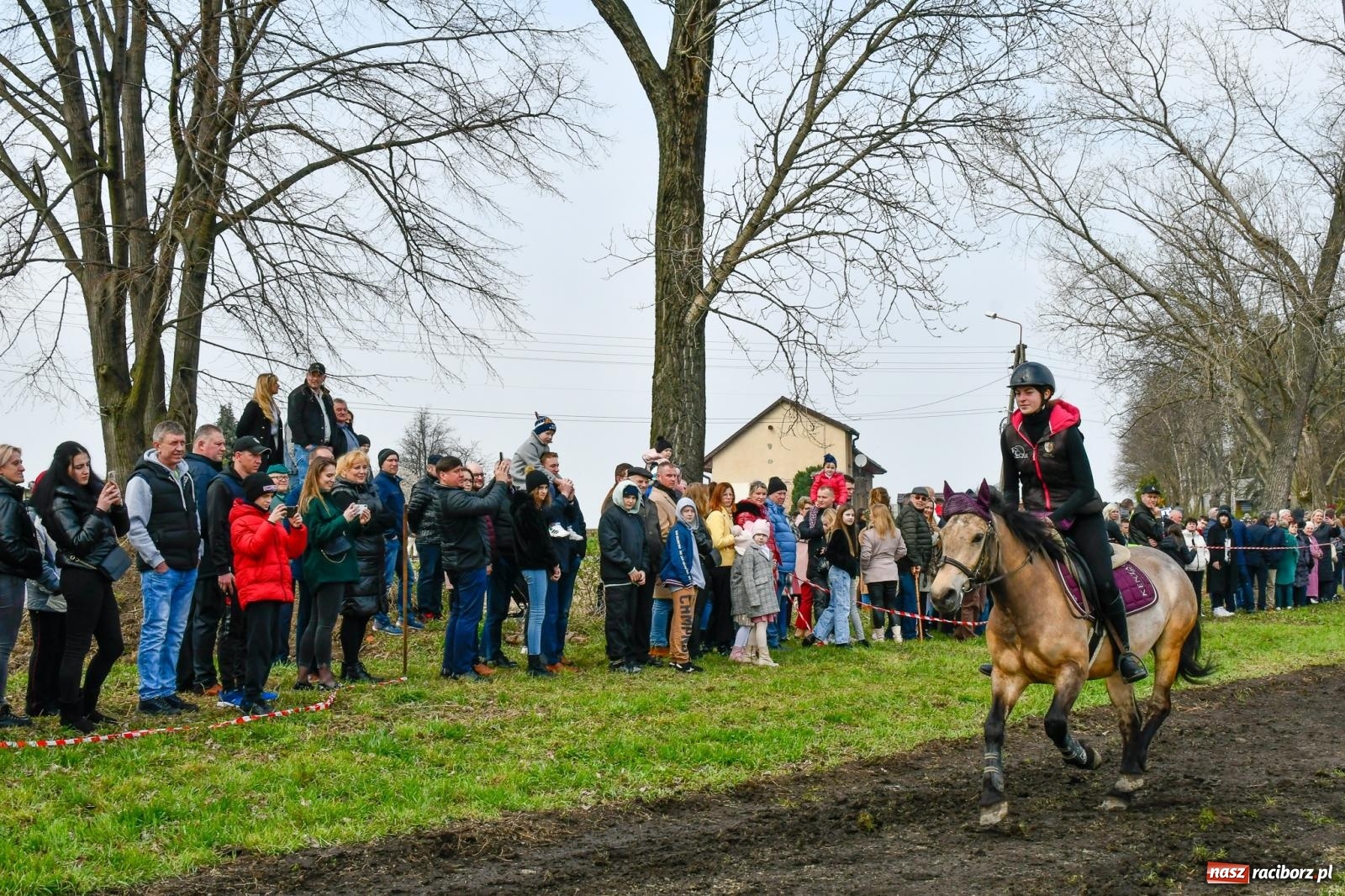Zdjęcie w galerii na portalu naszraciborz.pl: Wyścigi na finał bieńkowickiej procesji konnej [FOTO i WIDEO] wiadomości z regionu