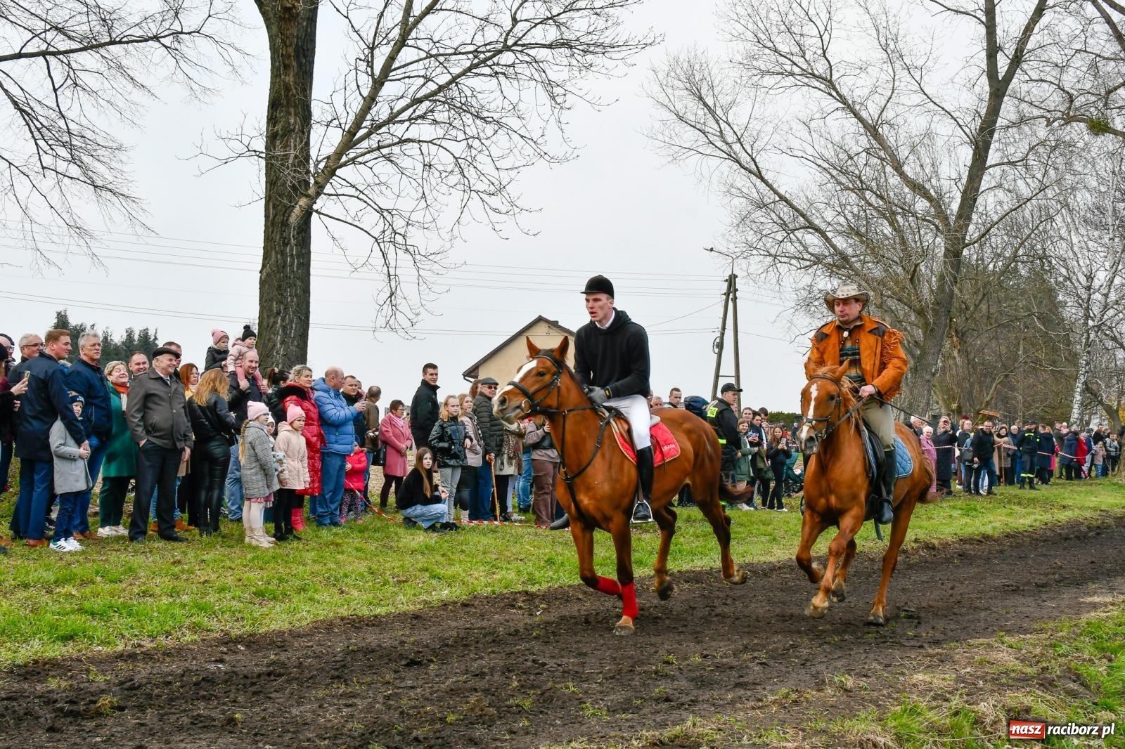 Zdjęcie w galerii na portalu naszraciborz.pl: Wyścigi na finał bieńkowickiej procesji konnej [FOTO i WIDEO] wiadomości z regionu