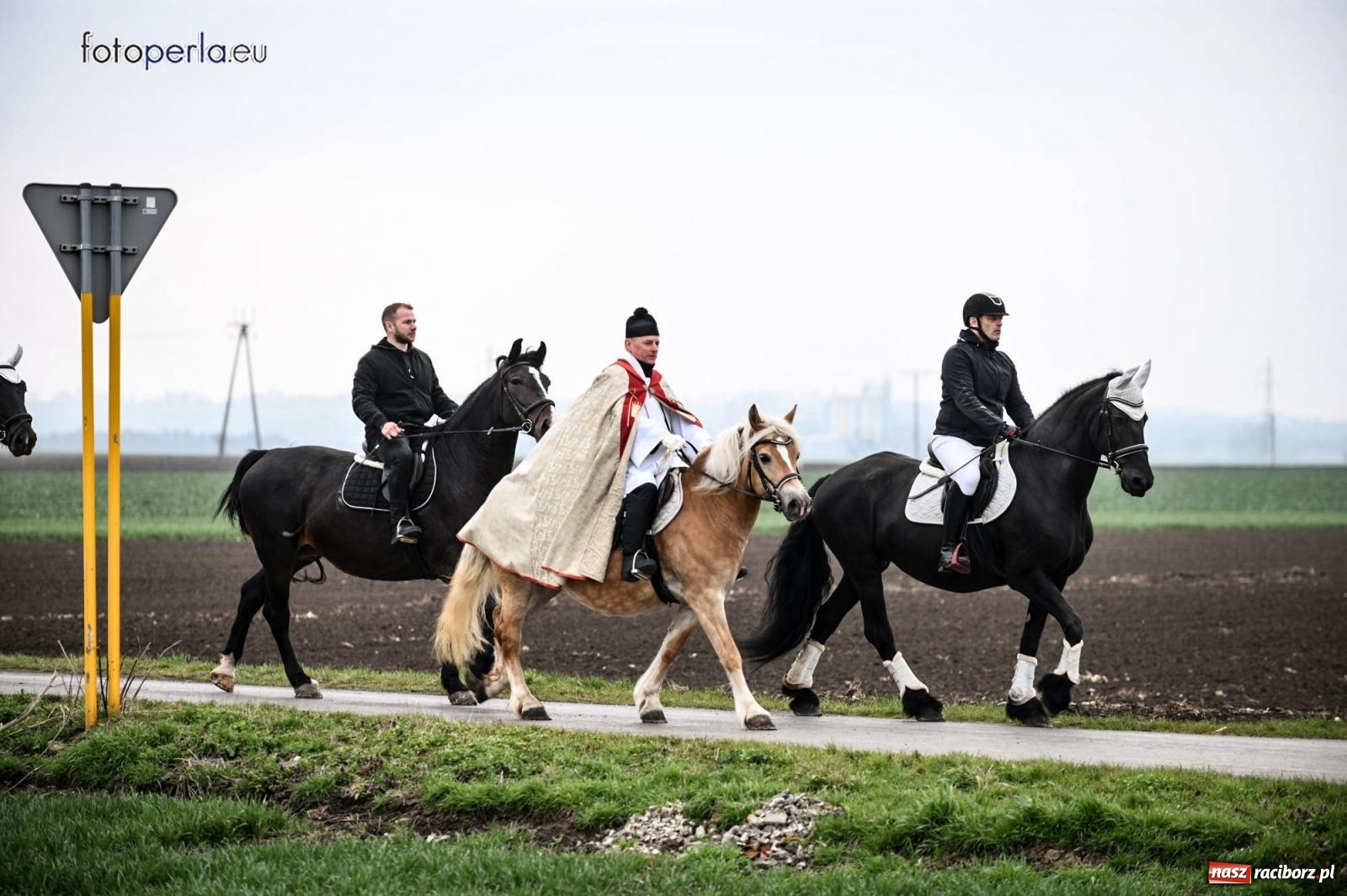 Zdjęcie w galerii na portalu naszraciborz.pl: Parada konna w Pietrowicach Wielkich [FOTO] wiadomości z regionu